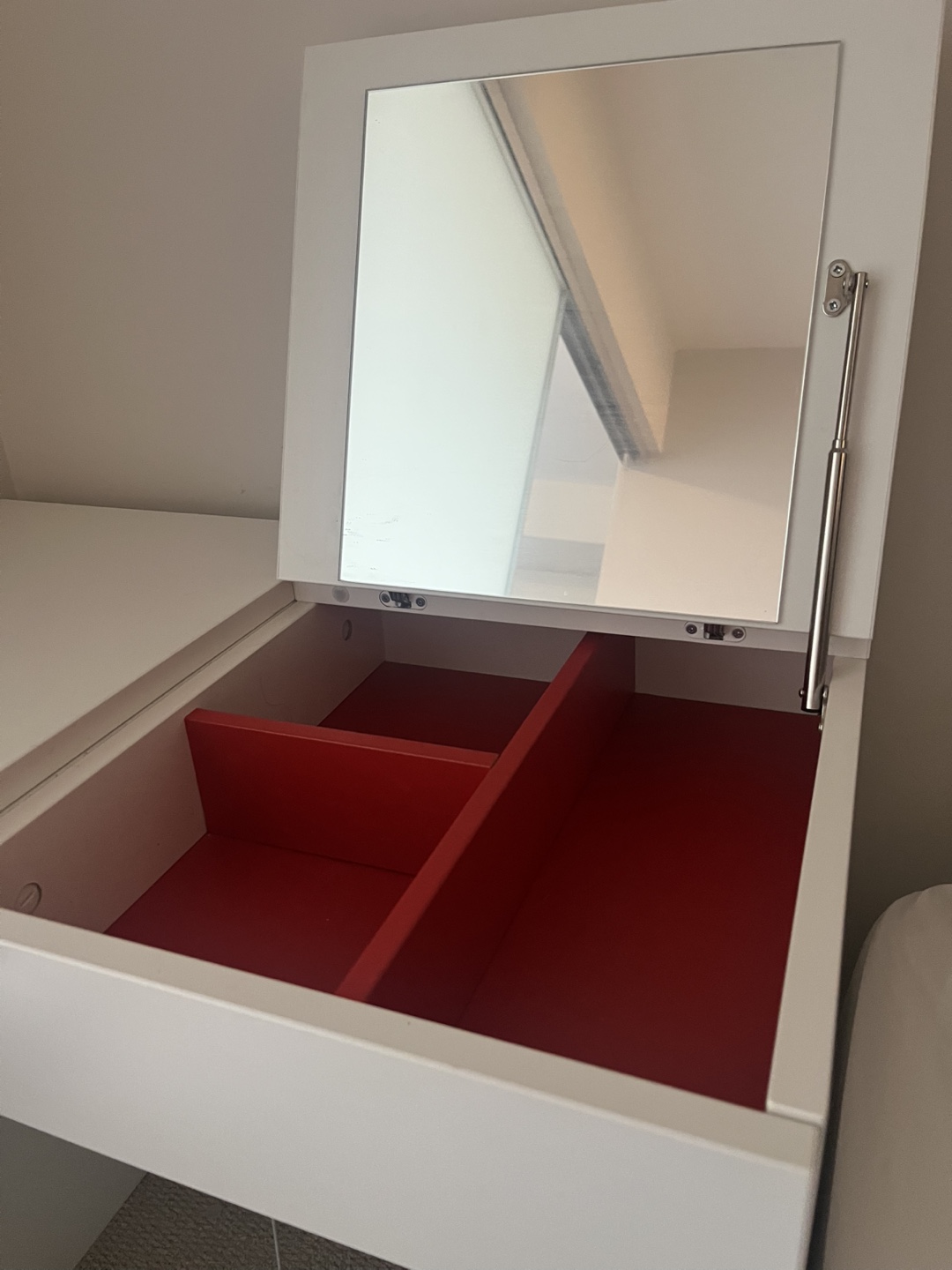 White Vanity Desk / Make up table with Mirror and Drawers - photo 3
