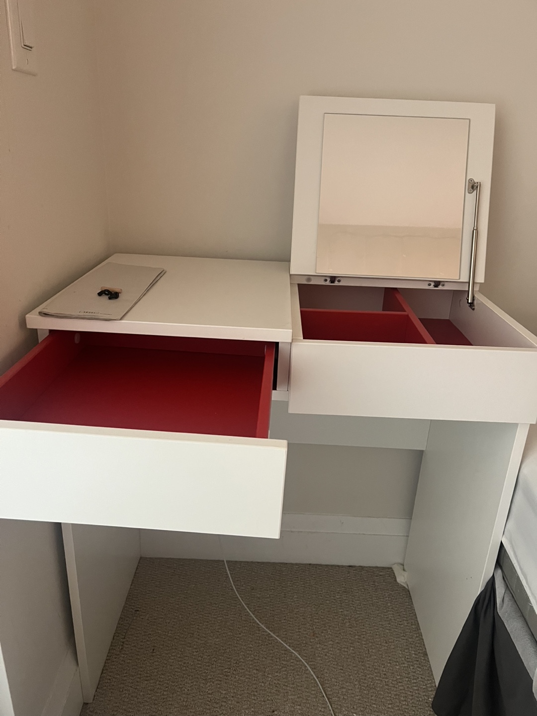 White Vanity Desk / Make up table with Mirror and Drawers - photo 5