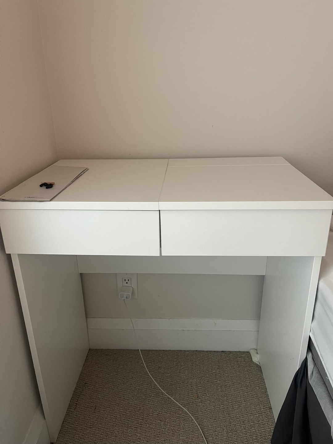 White Vanity Desk / Make up table with Mirror and Drawers