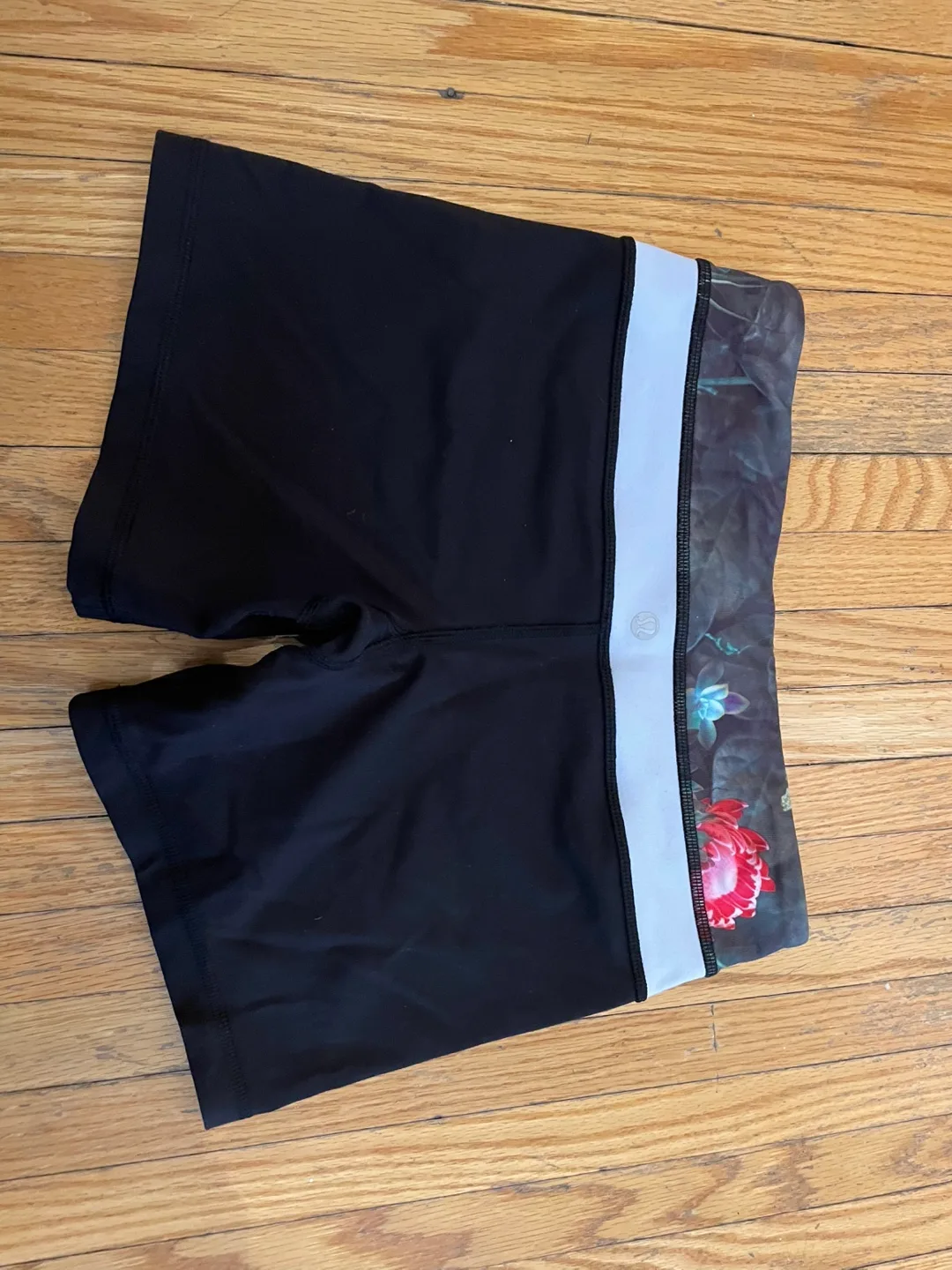 Lululemon Black & Floral Running Shorts - Size 4 image indicator(2)