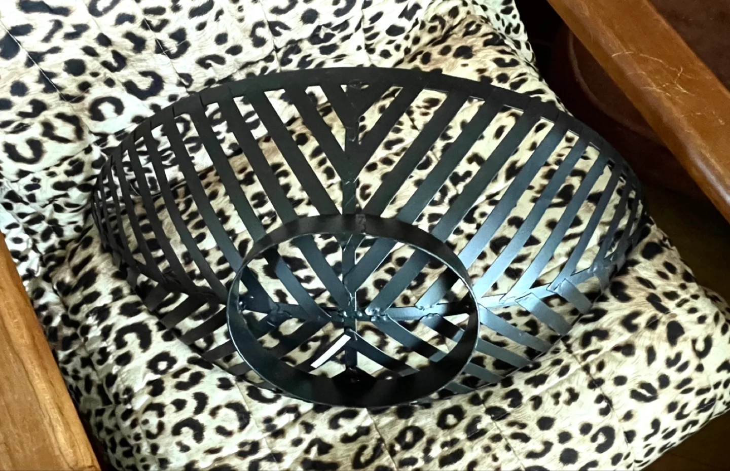 💚Large Black Metal Leaf Shaped Basket Decor image indicator(2)