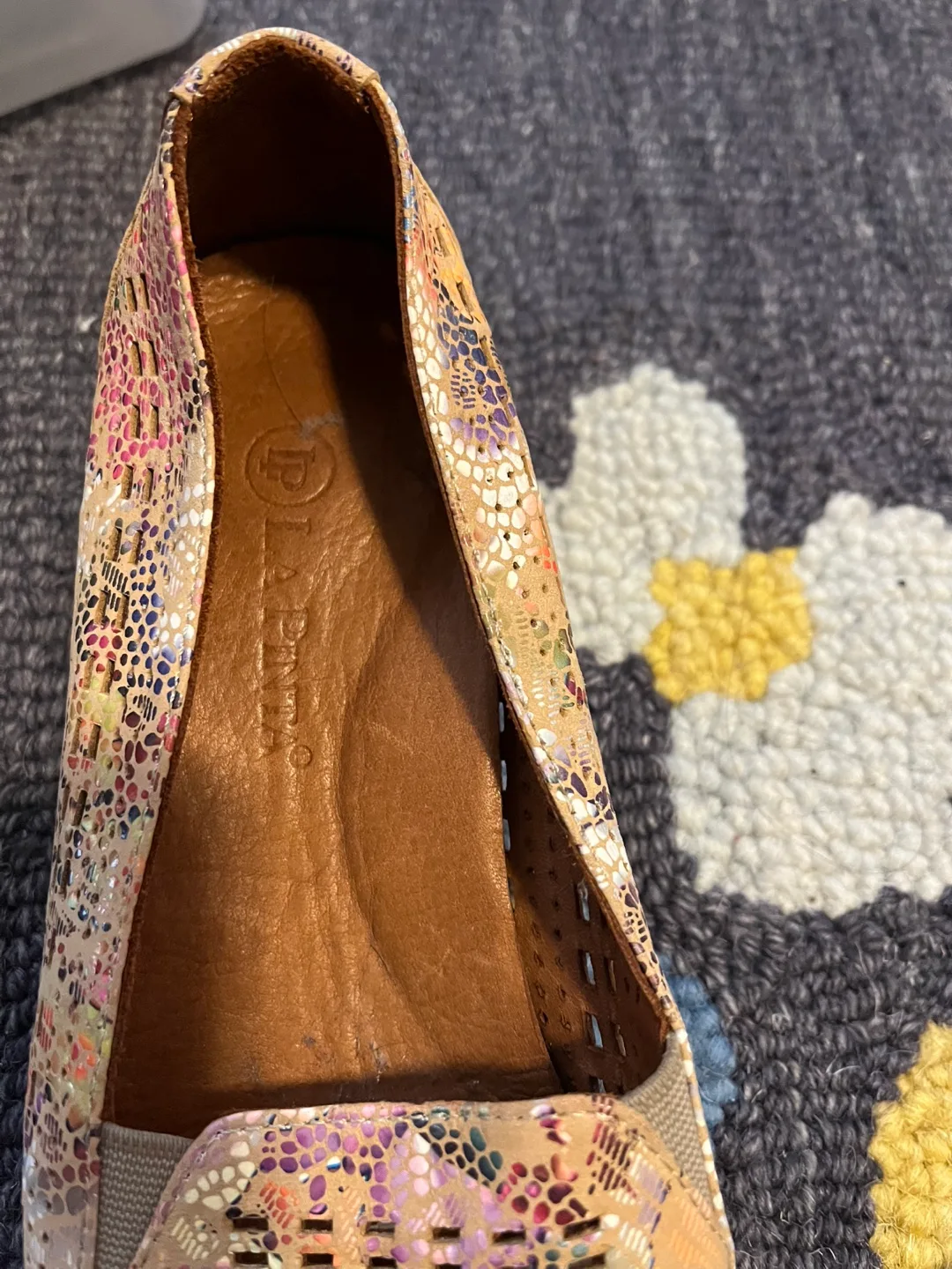 La Pinta • Women's Floral Perforated Slip-On Flats image indicator(4)