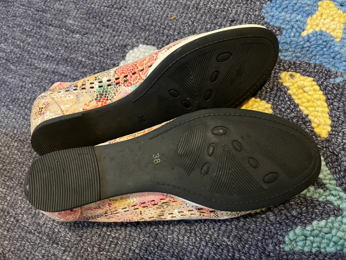 La Pinta • Women's Floral Perforated Slip-On Flats image indicator(5)