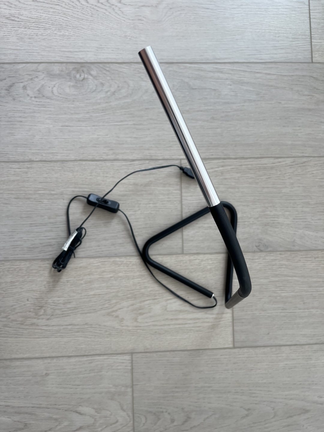 Sleek Modern LED Desk Lamp - photo 2