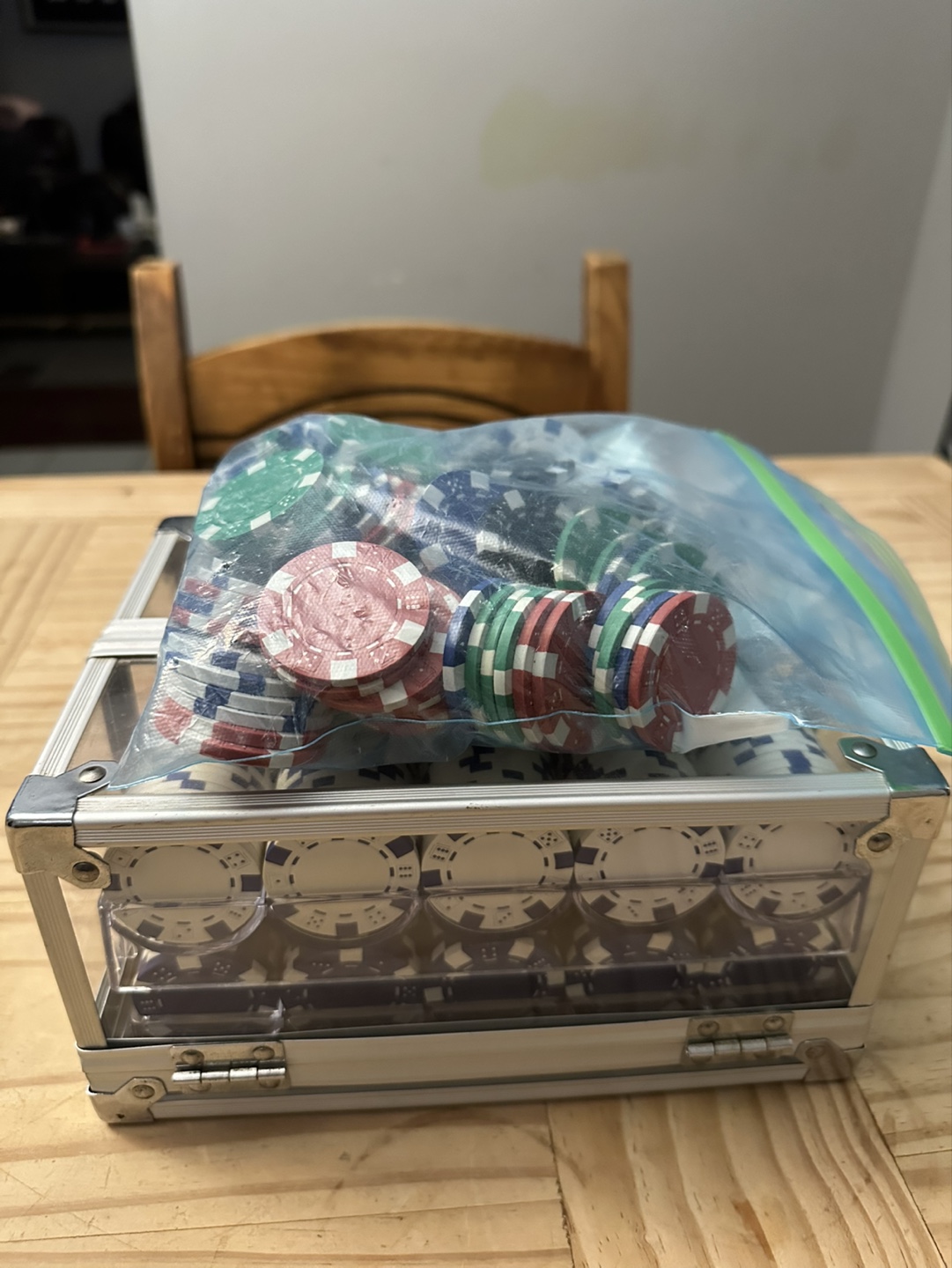 Poker Chip Set + Bonus Chips– $40 - photo 2