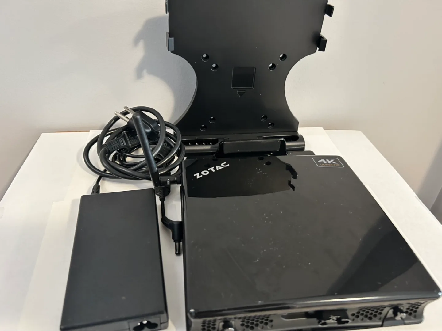 ZOTAC ZBOX EI730 Mini PC - 4K Ultra HD image indicator(3)