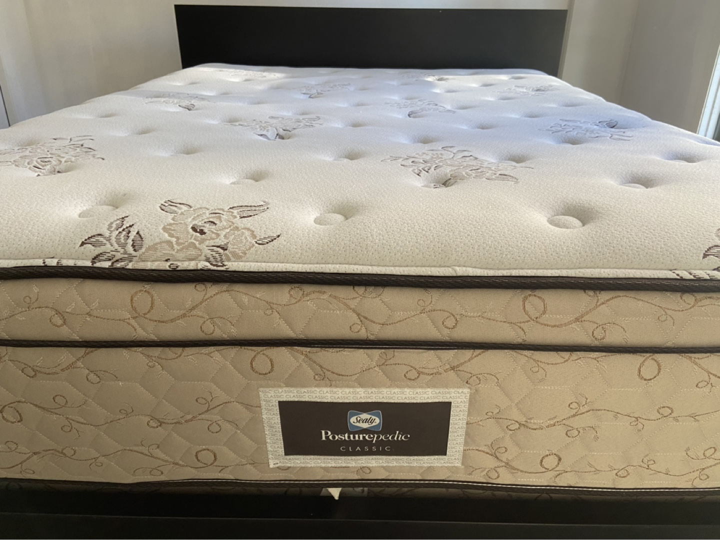 Queen bed frame, mattress and box spring - photo 2