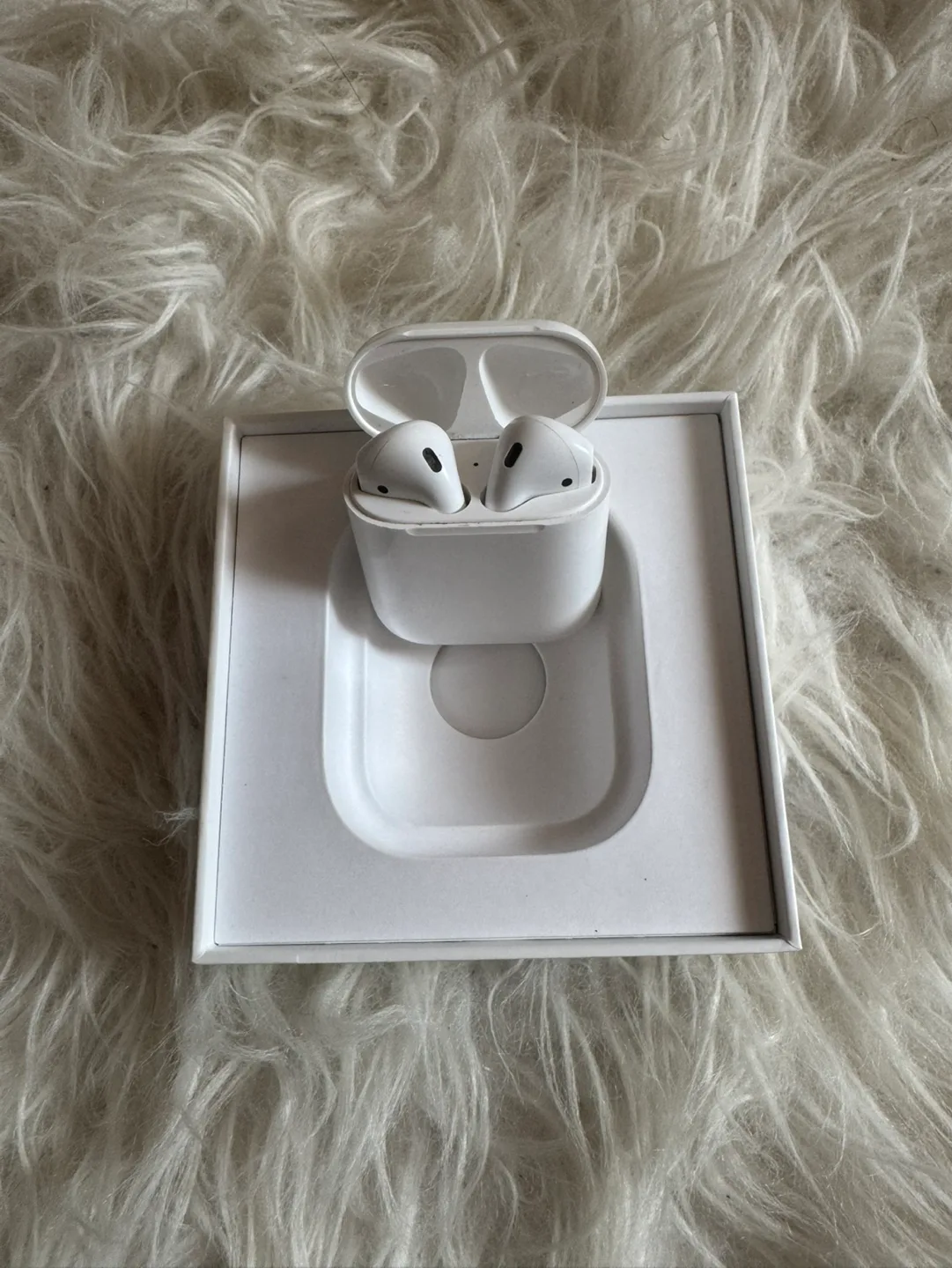 Apple AirPods with Charging Case image indicator(2)