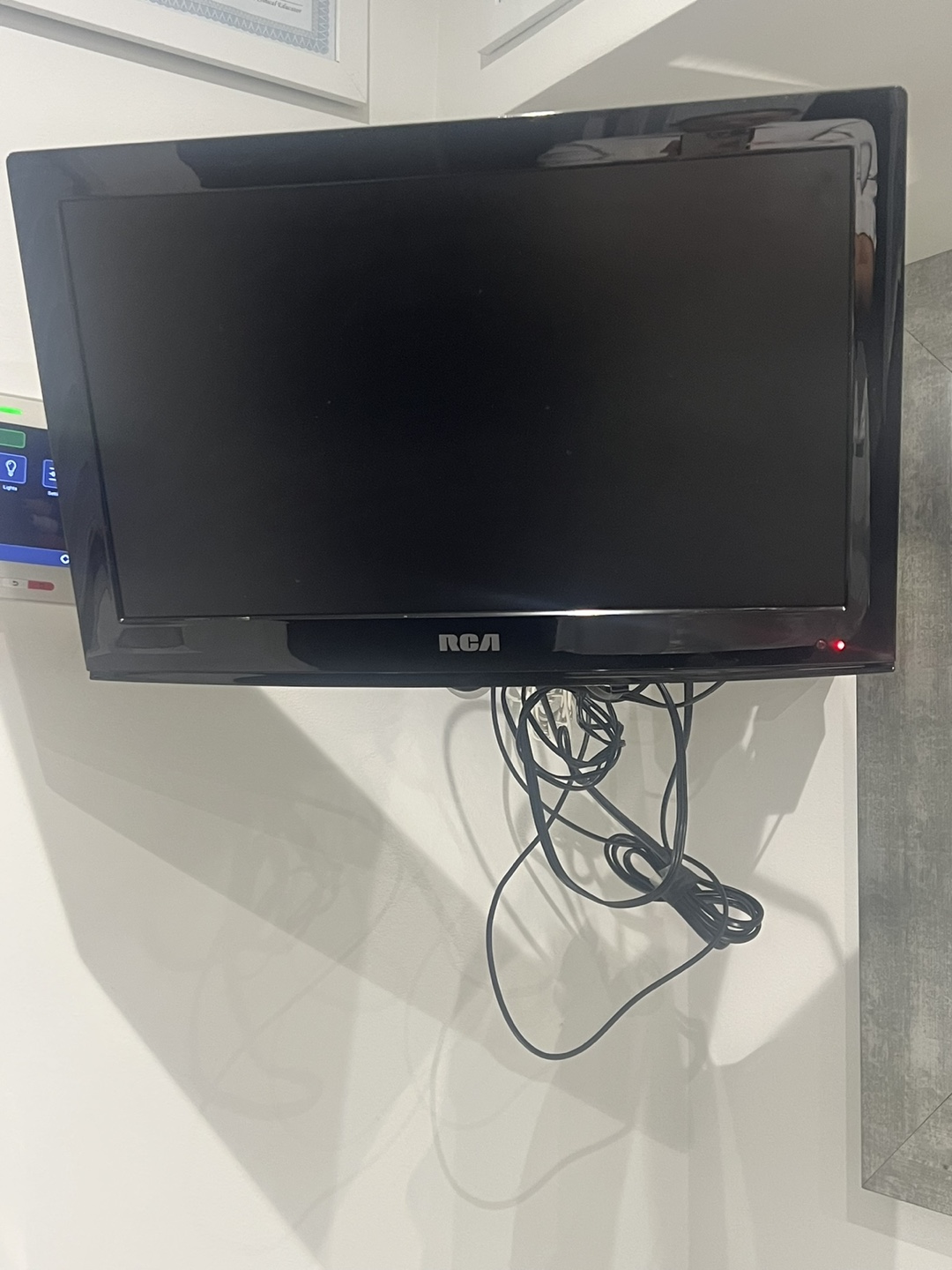 RCA 19" Wall-Mounted TV with Remote and Mount - photo 2