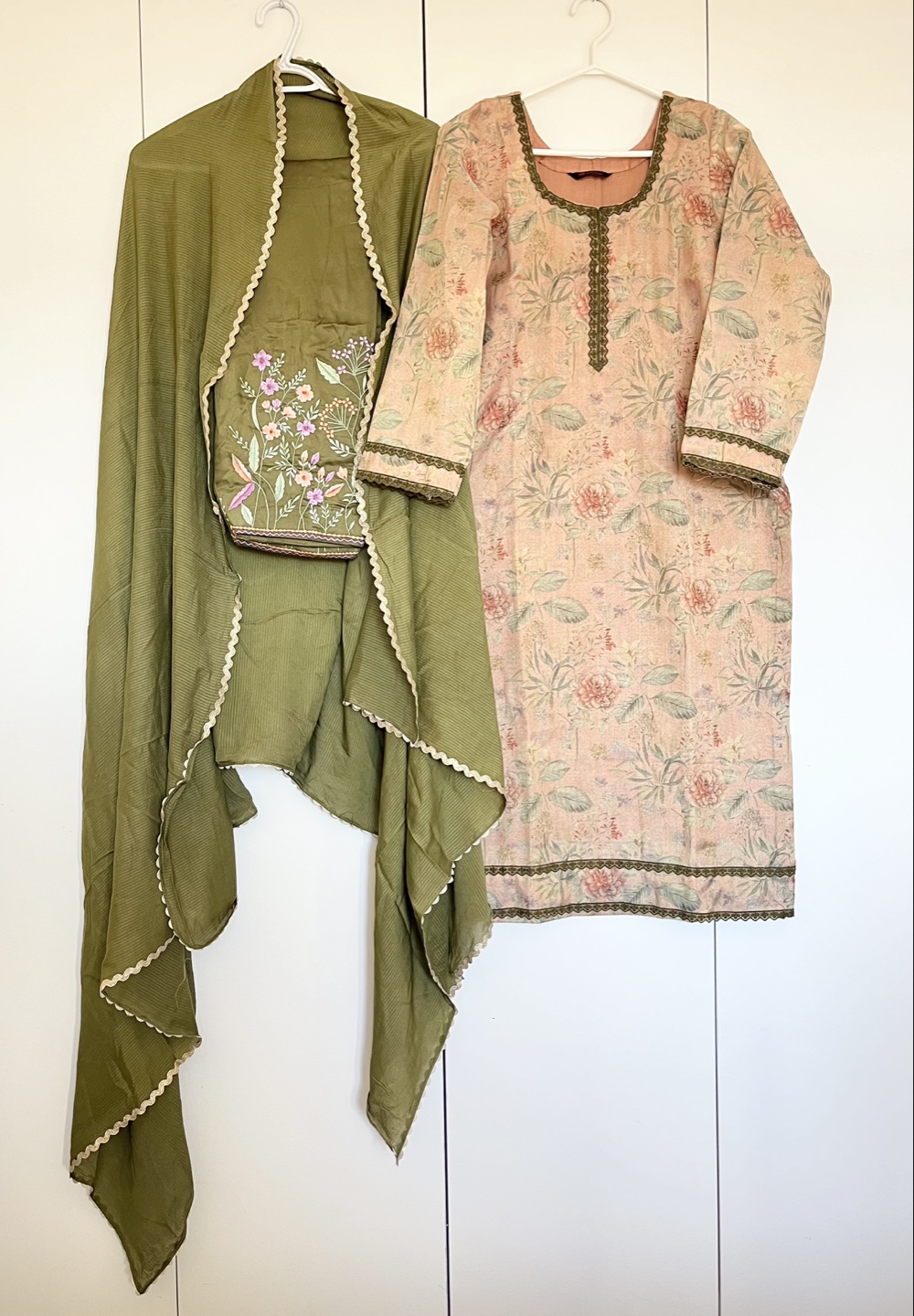Three-Piece Women's Salwar Kameez Suit Set - Floral Print - photo 4