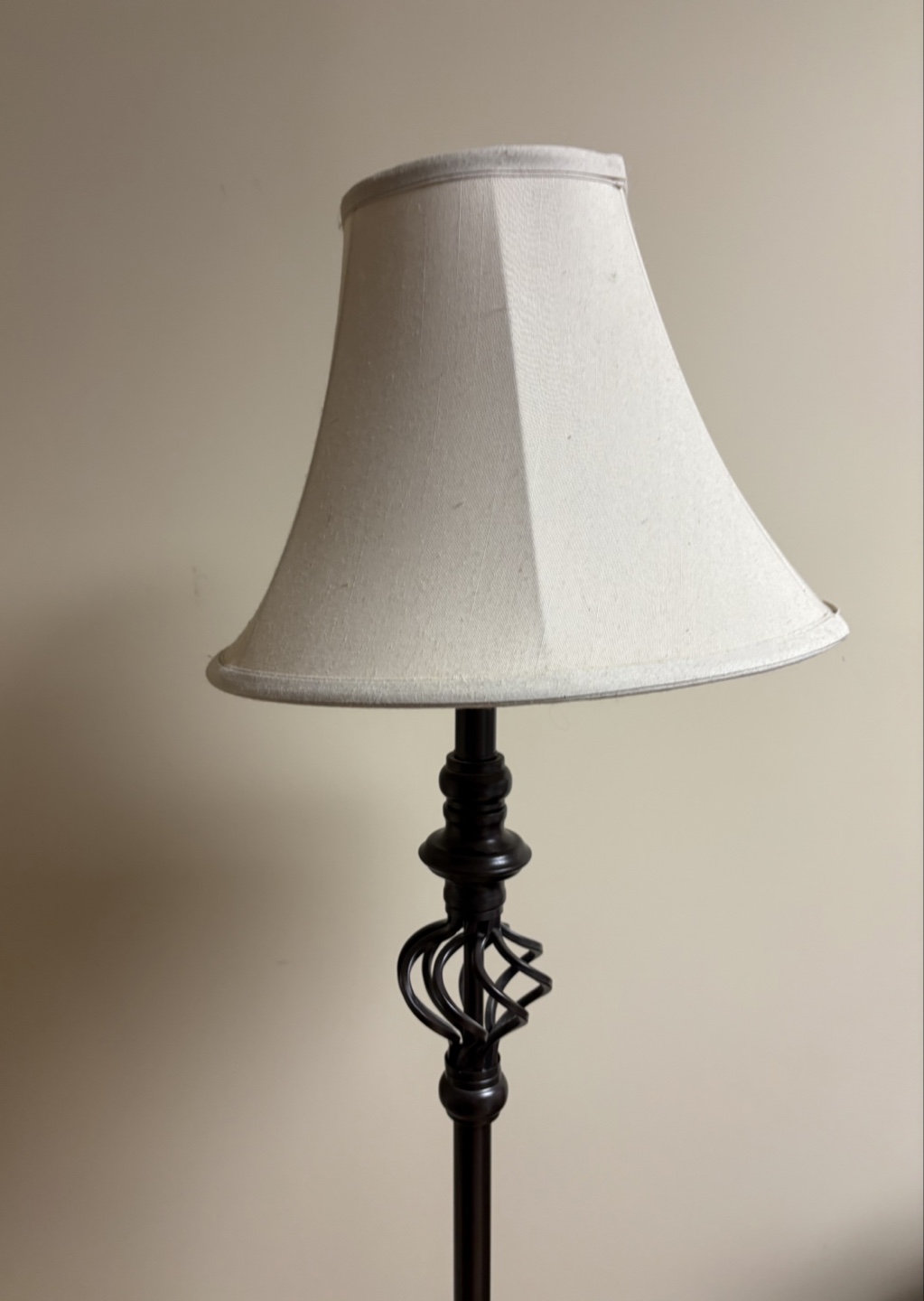 💚 Elegant Floor Lamp with Beige Shade