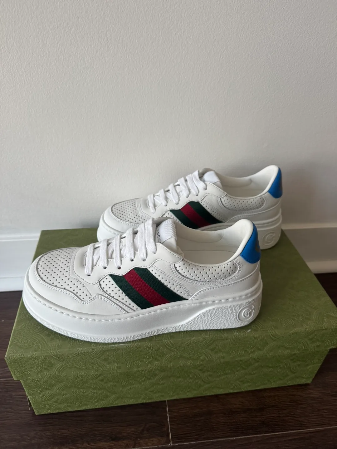 Gucci Women's White Leather Sneakers Size 37 thumbnail