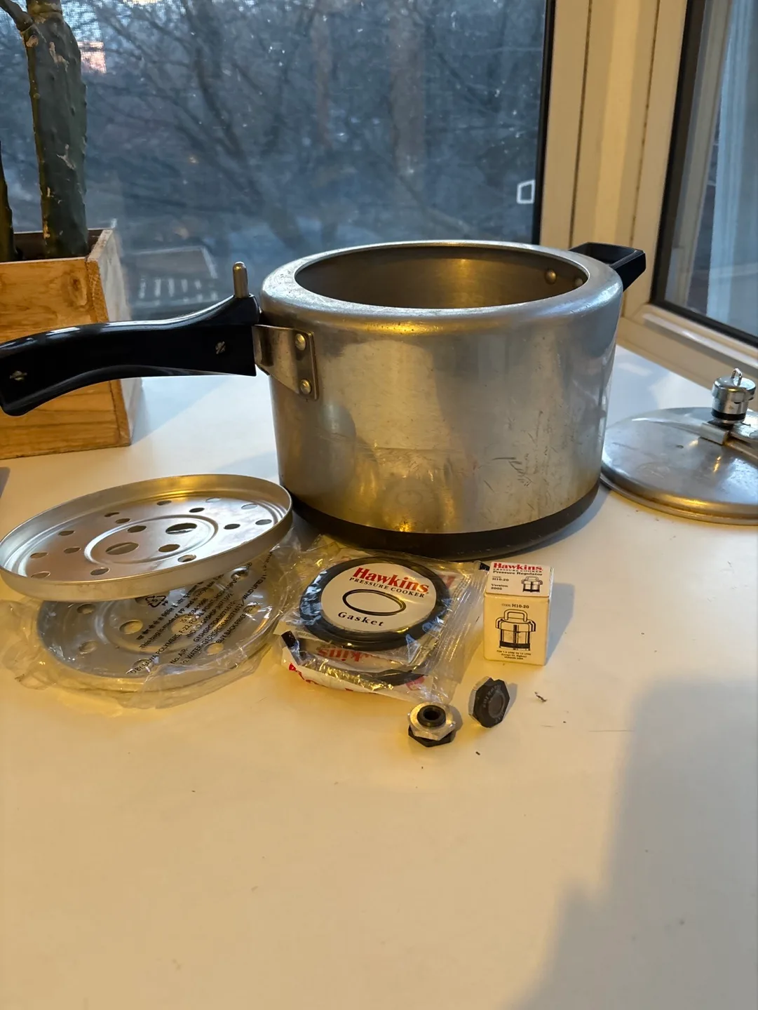 Vintage Hawkins Pressure Cooker with Extra Gasket image indicator(3)