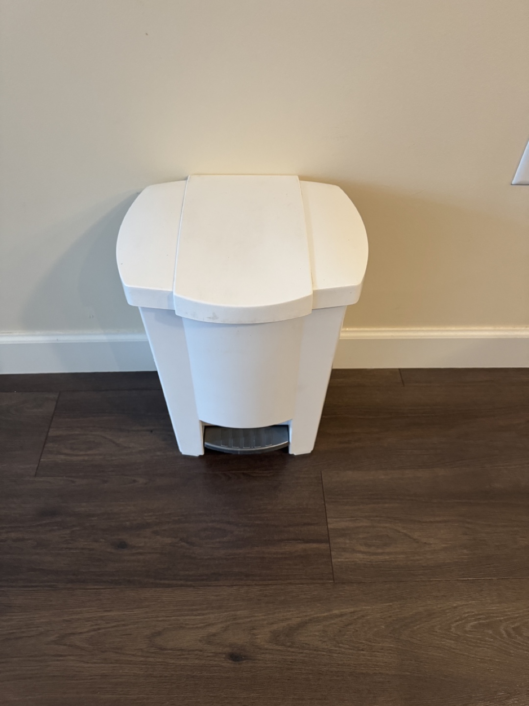 Step-on trash can