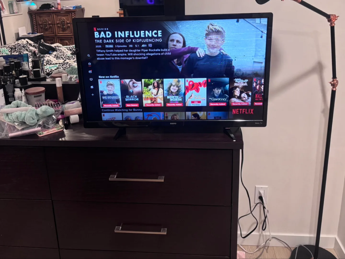 Sanyo 32-inch ROKU Smart TV with Remote image indicator(4)