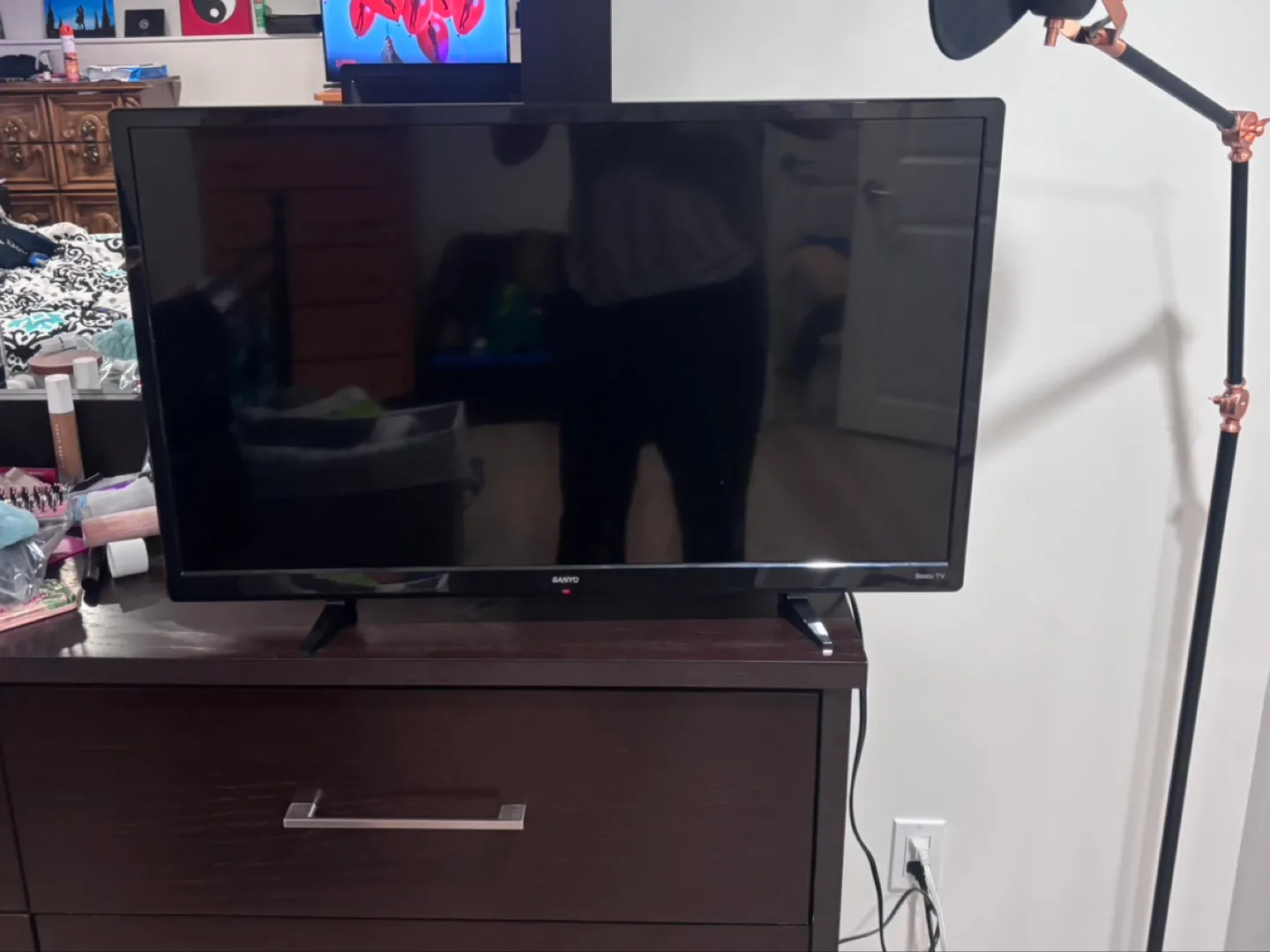 Sanyo 32-inch ROKU Smart TV with Remote image indicator(2)