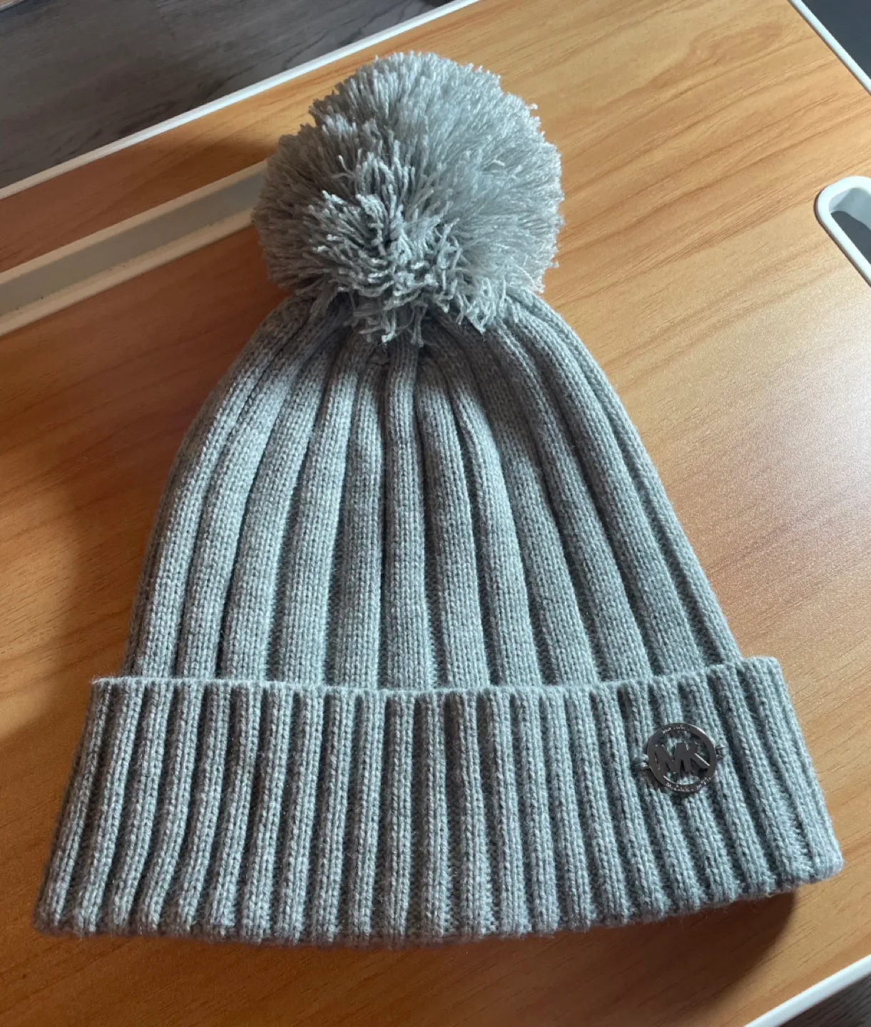 💚 Michael Kors Grey Pompom Beanie thumbnail