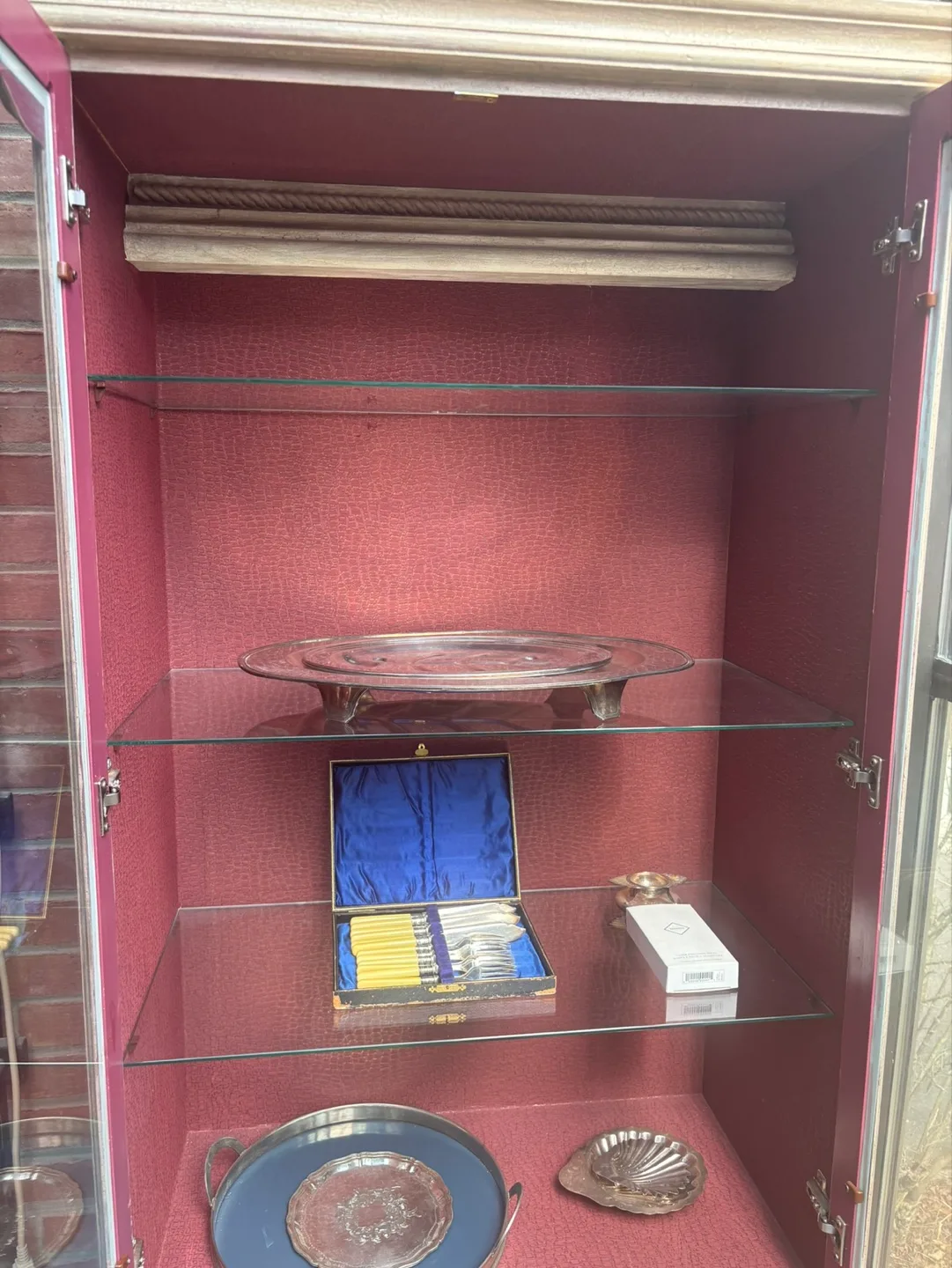 Vintage Display Cabinet with Glass Doors image indicator(3)
