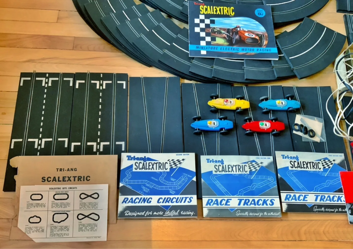 ⭐️VINTAGE 1960 VERY LARGE SCALEXTRIC slot car set(England) image indicator(2)
