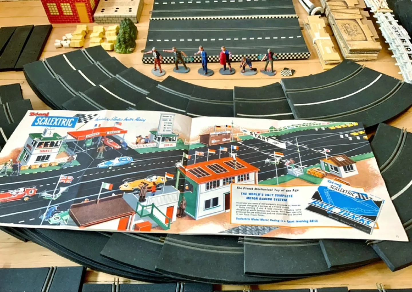 ⭐️VINTAGE 1960 VERY LARGE SCALEXTRIC slot car set(England) image indicator(7)