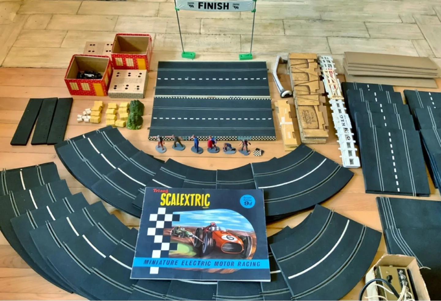 ⭐️VINTAGE 1960 VERY LARGE SCALEXTRIC slot car set(England) image indicator(4)