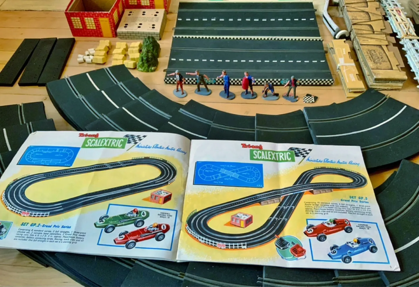 ⭐️VINTAGE 1960 VERY LARGE SCALEXTRIC slot car set(England) image indicator(5)