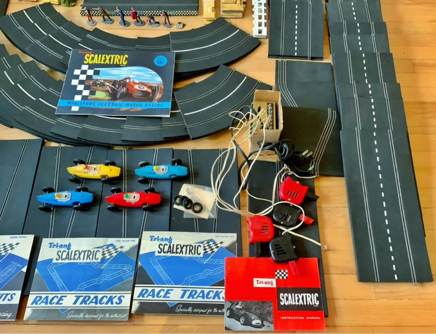⭐️VINTAGE 1960 VERY LARGE SCALEXTRIC slot car set(England) image indicator(3)