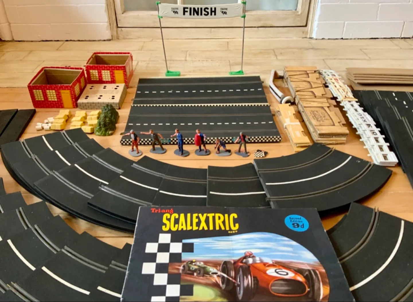 ⭐️VINTAGE 1960 VERY LARGE SCALEXTRIC slot car set(England) image indicator(8)