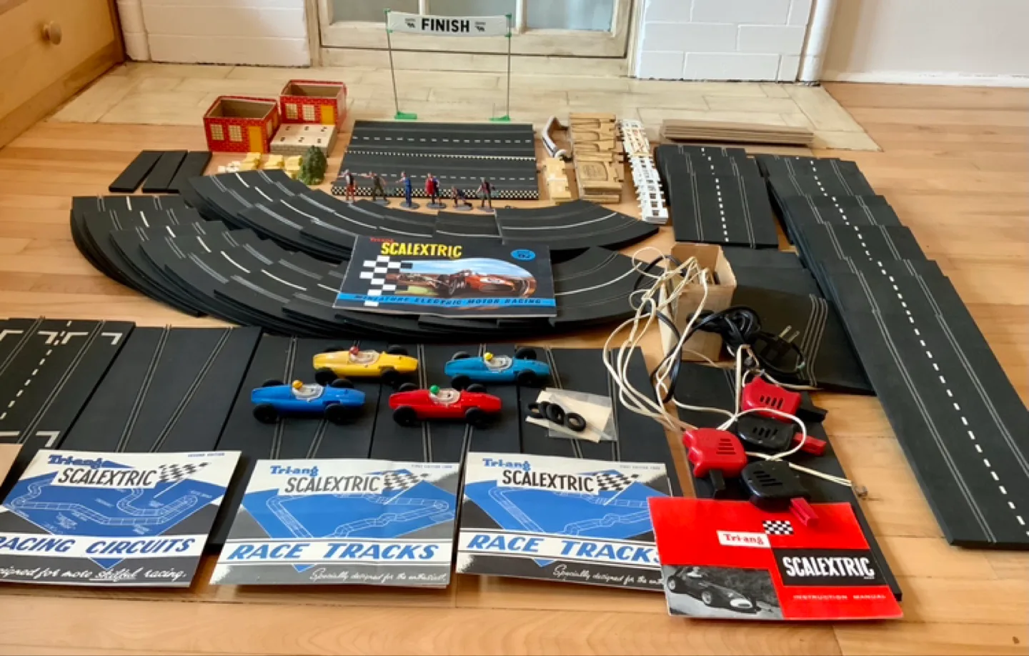 ⭐️VINTAGE 1960 VERY LARGE SCALEXTRIC slot car set(England) image indicator(9)