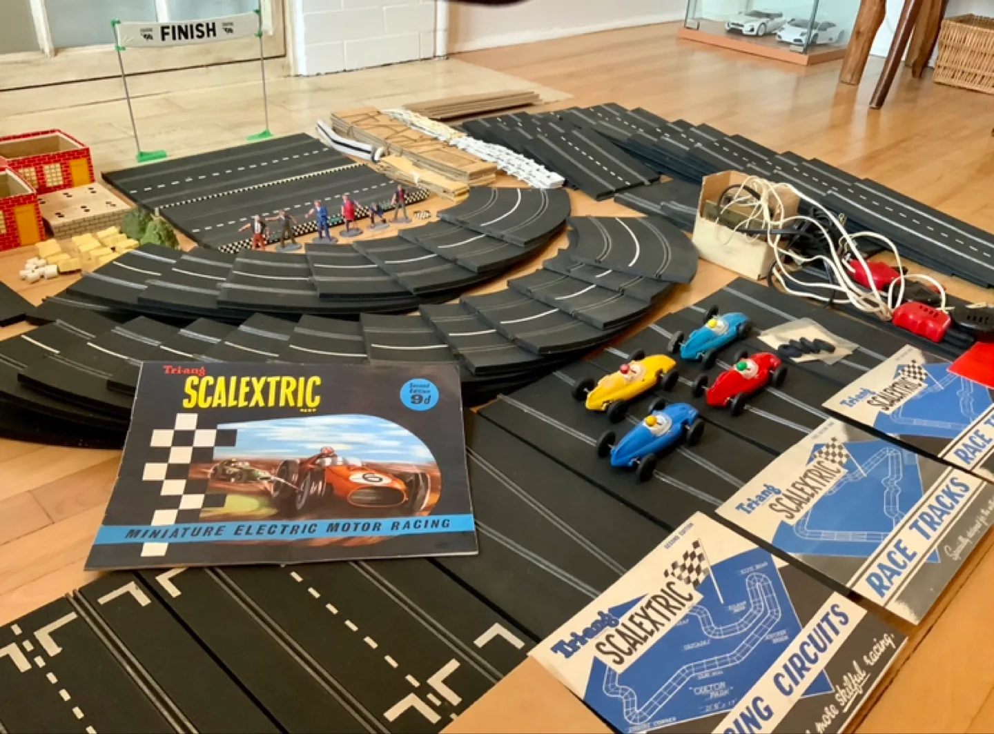 ⭐️VINTAGE 1960 VERY LARGE SCALEXTRIC slot car set(England) image indicator(10)