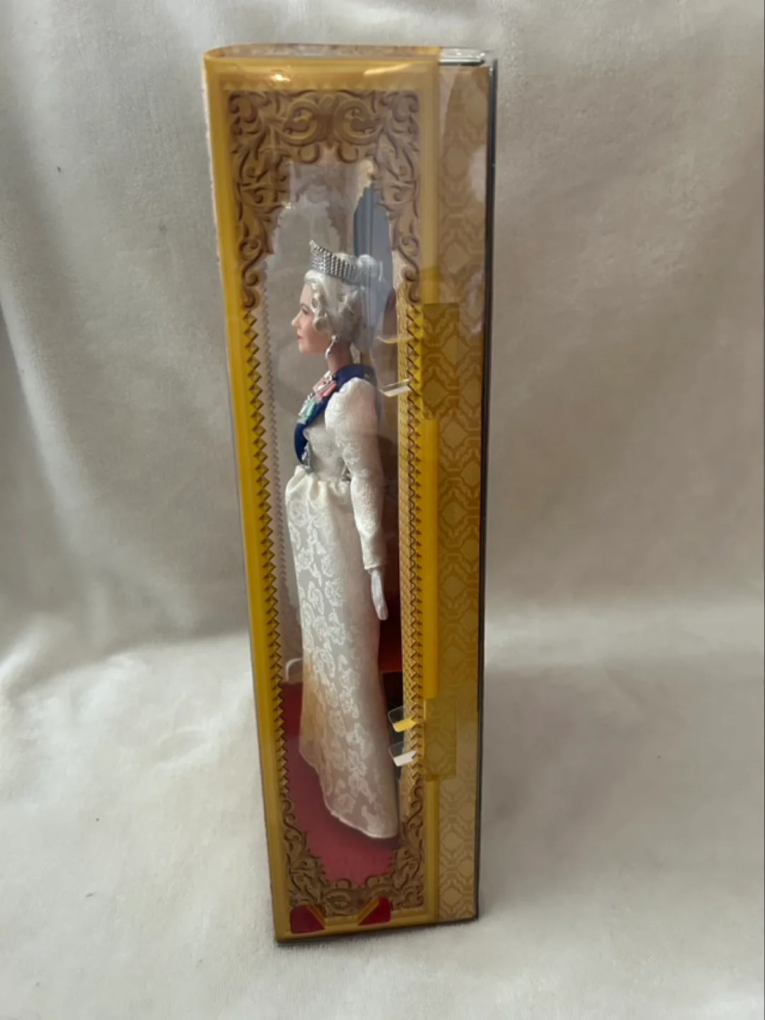 Barbie Signature Queen Elizabeth II Platinum Jubilee Doll 💚 image indicator(2)