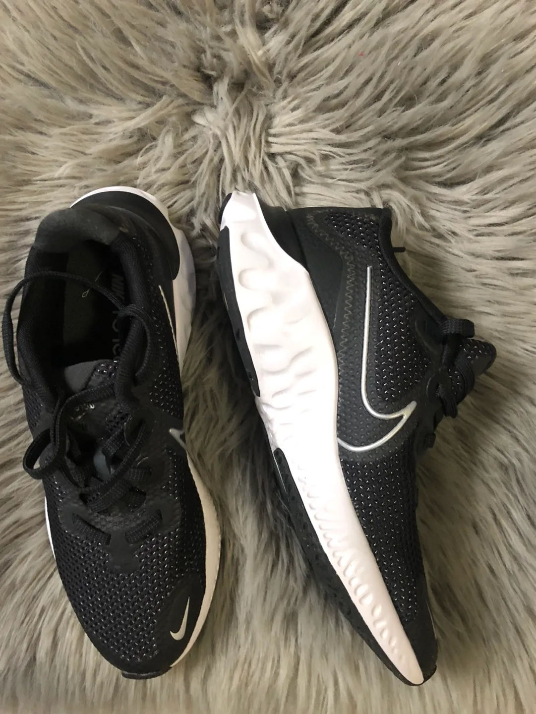 Nike Renew Run Running Shoes - Black/White - Size 4Y image indicator(3)