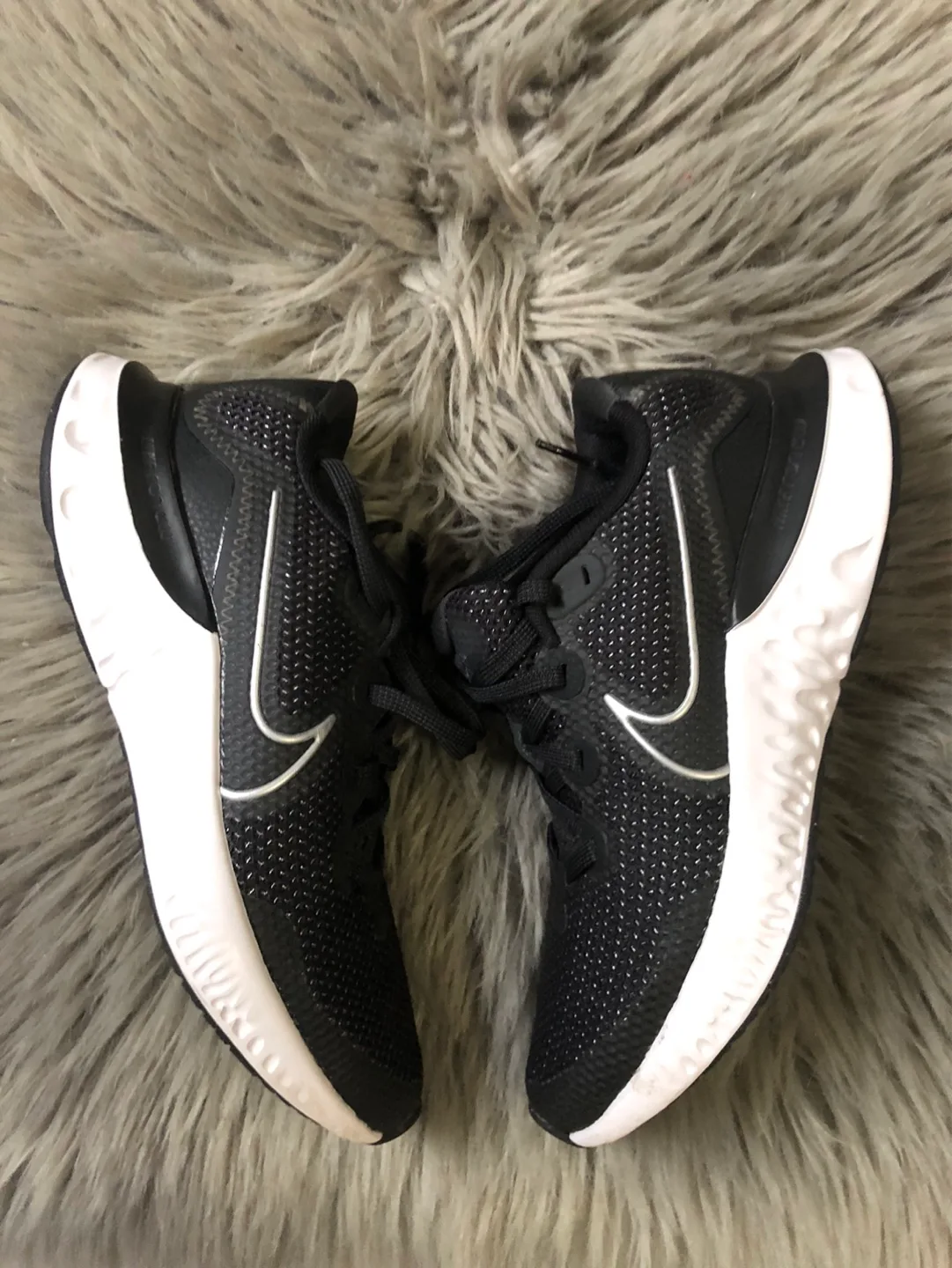 Nike Renew Run Running Shoes - Black/White - Size 4Y image indicator(2)