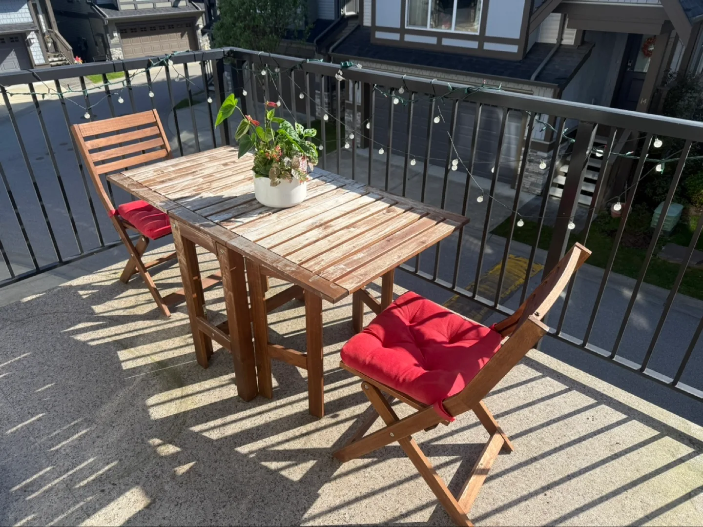 IKEA Åpplarö Outdoor Balcony Table and Chairs Set image indicator(8)