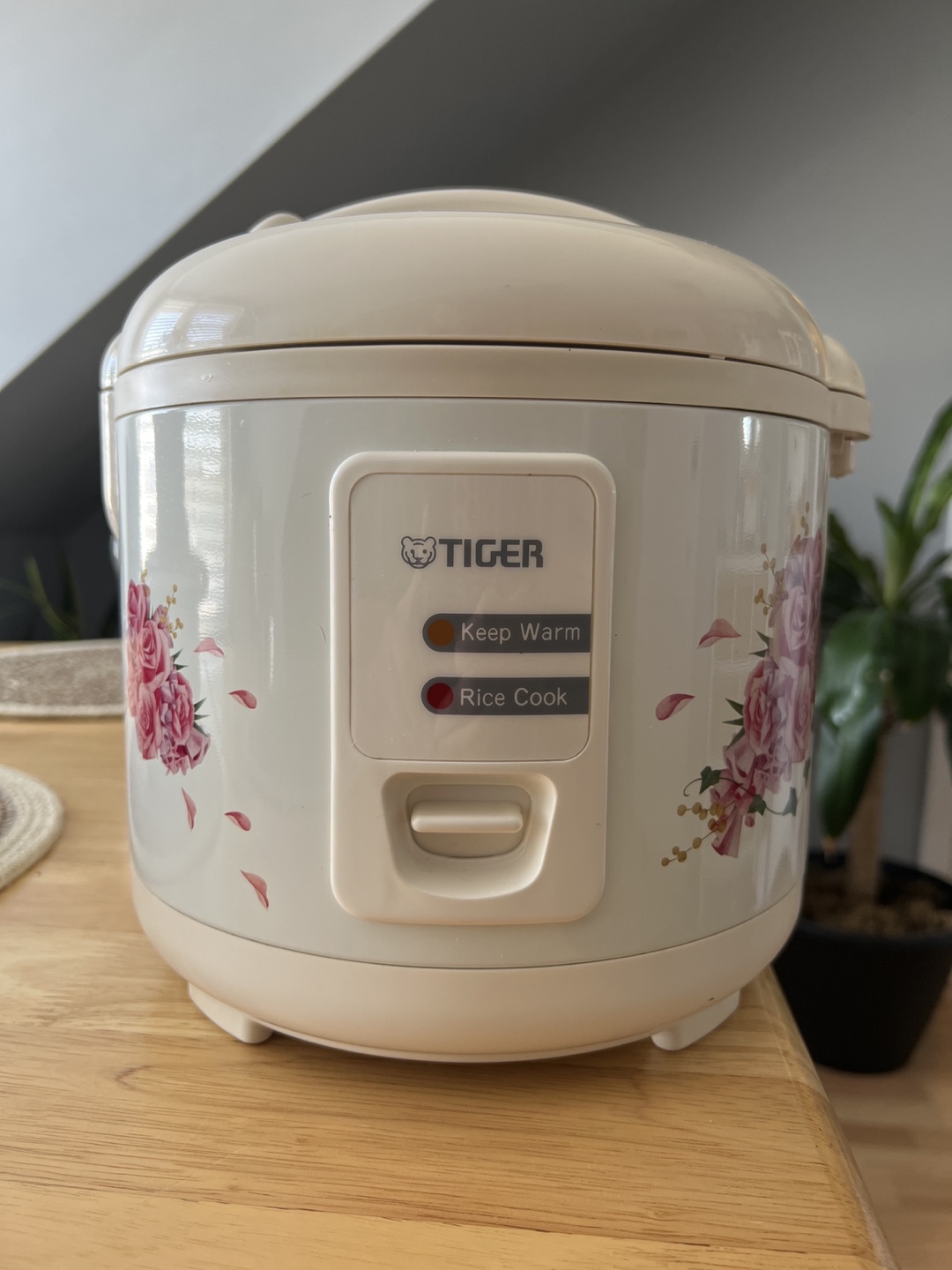 Tiger 5.5 Cup Rice Cooker and Warmer with steam basket