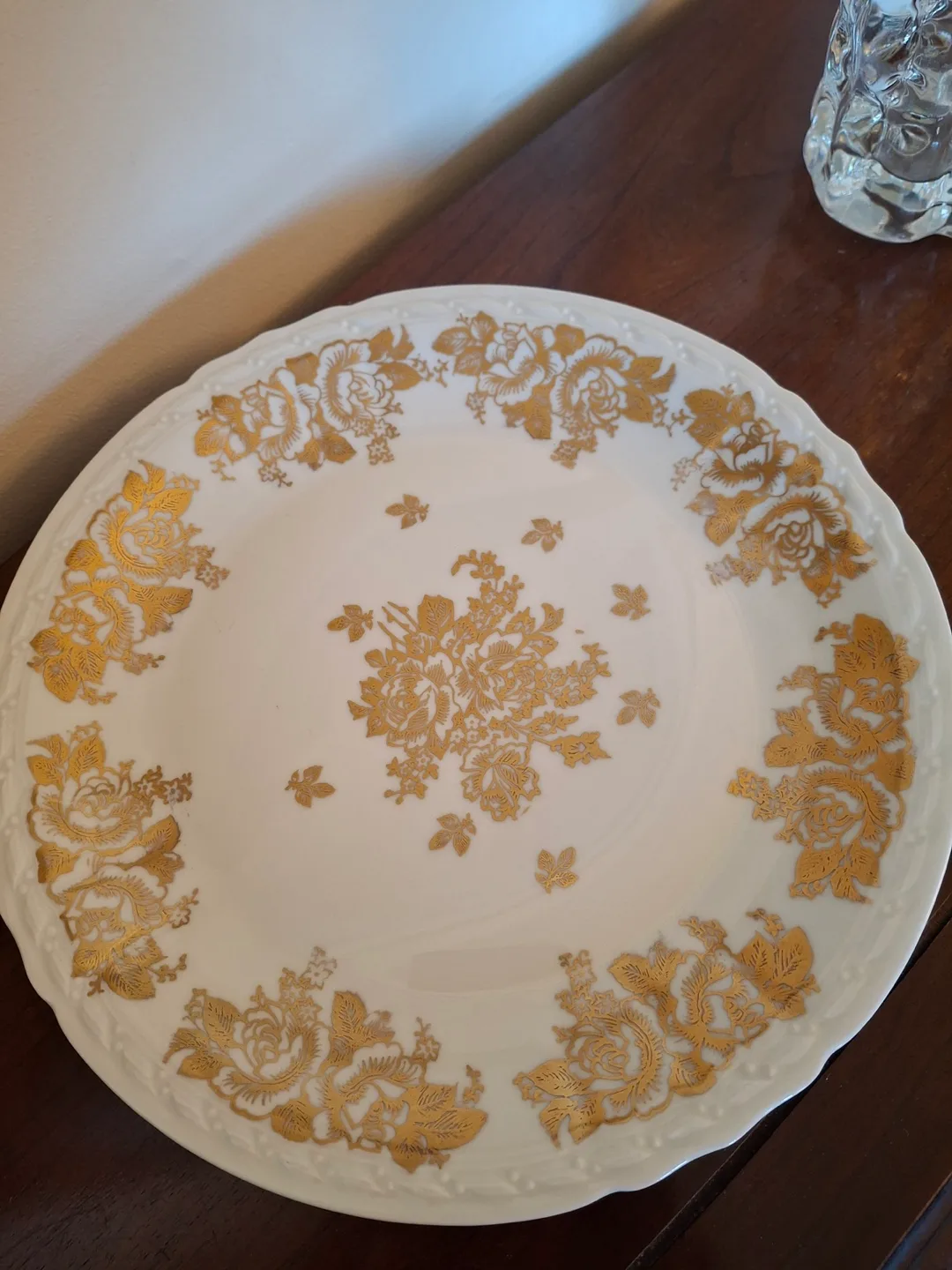 Hand-painted porcelain plate with gold flowers image indicator(4)