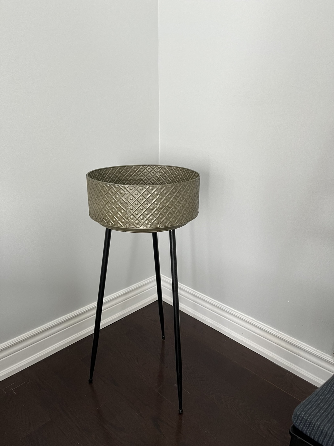 Metal planter stand