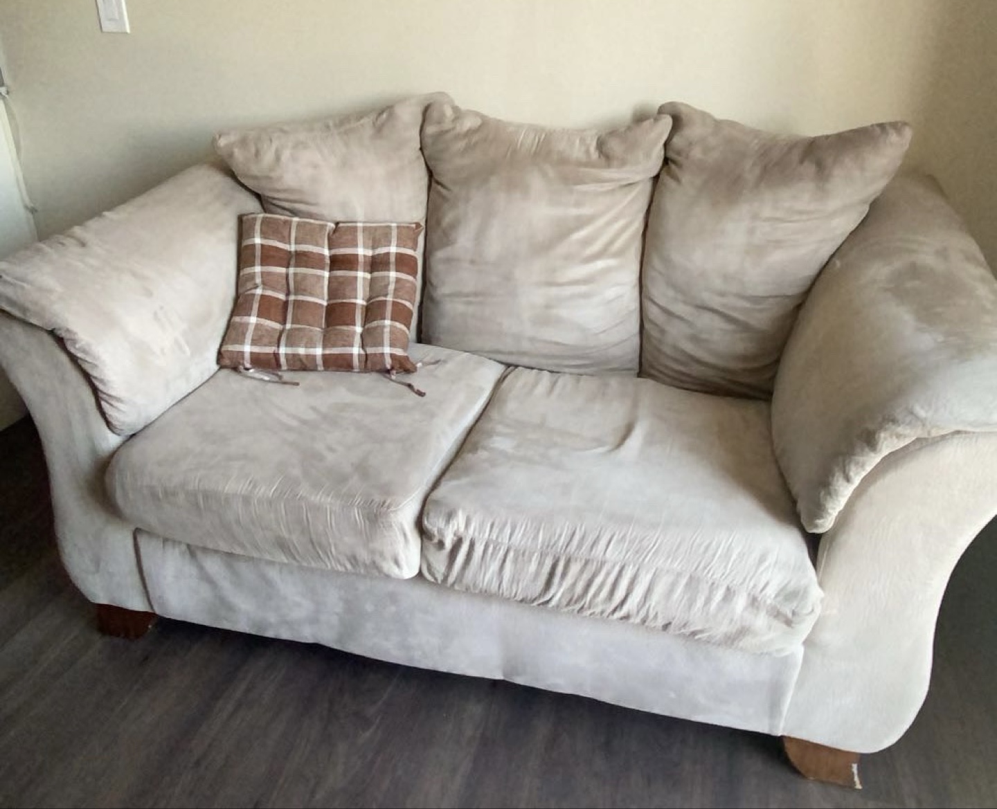 Cozy 2-Seater Loveseat – Great Condition!