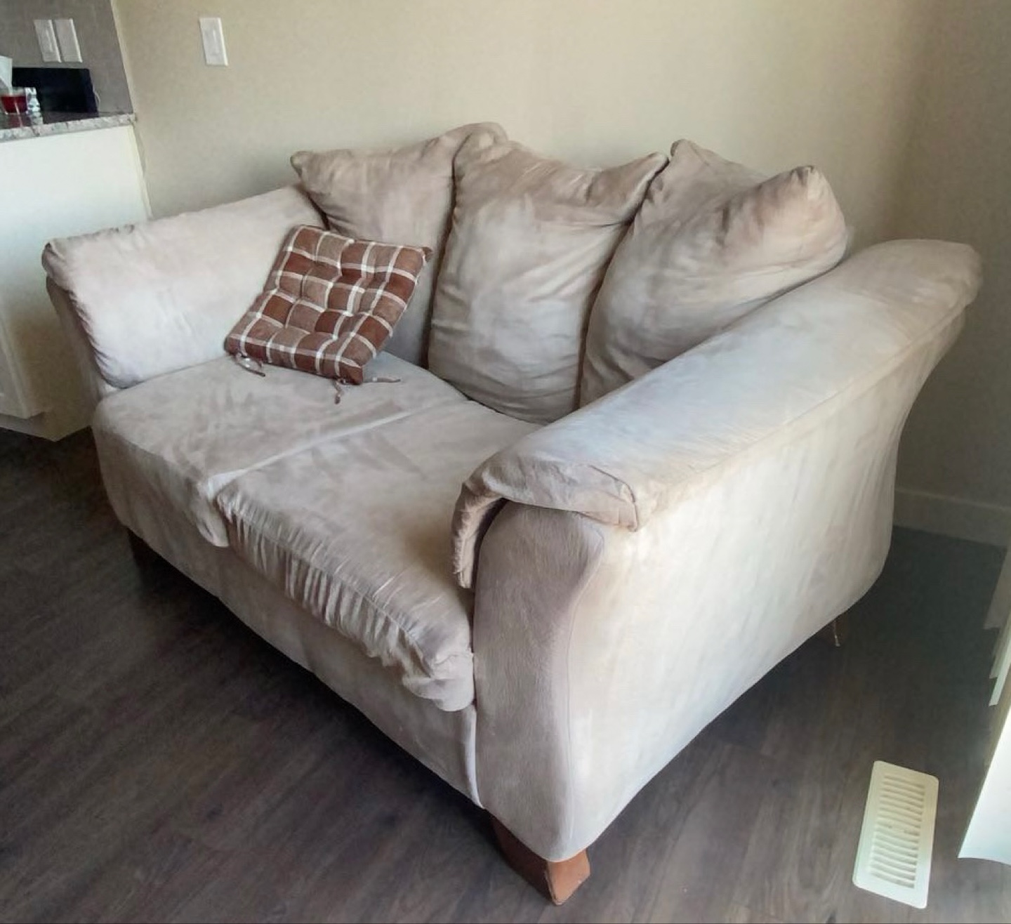 Cozy 2-Seater Loveseat – Great Condition! - photo 2
