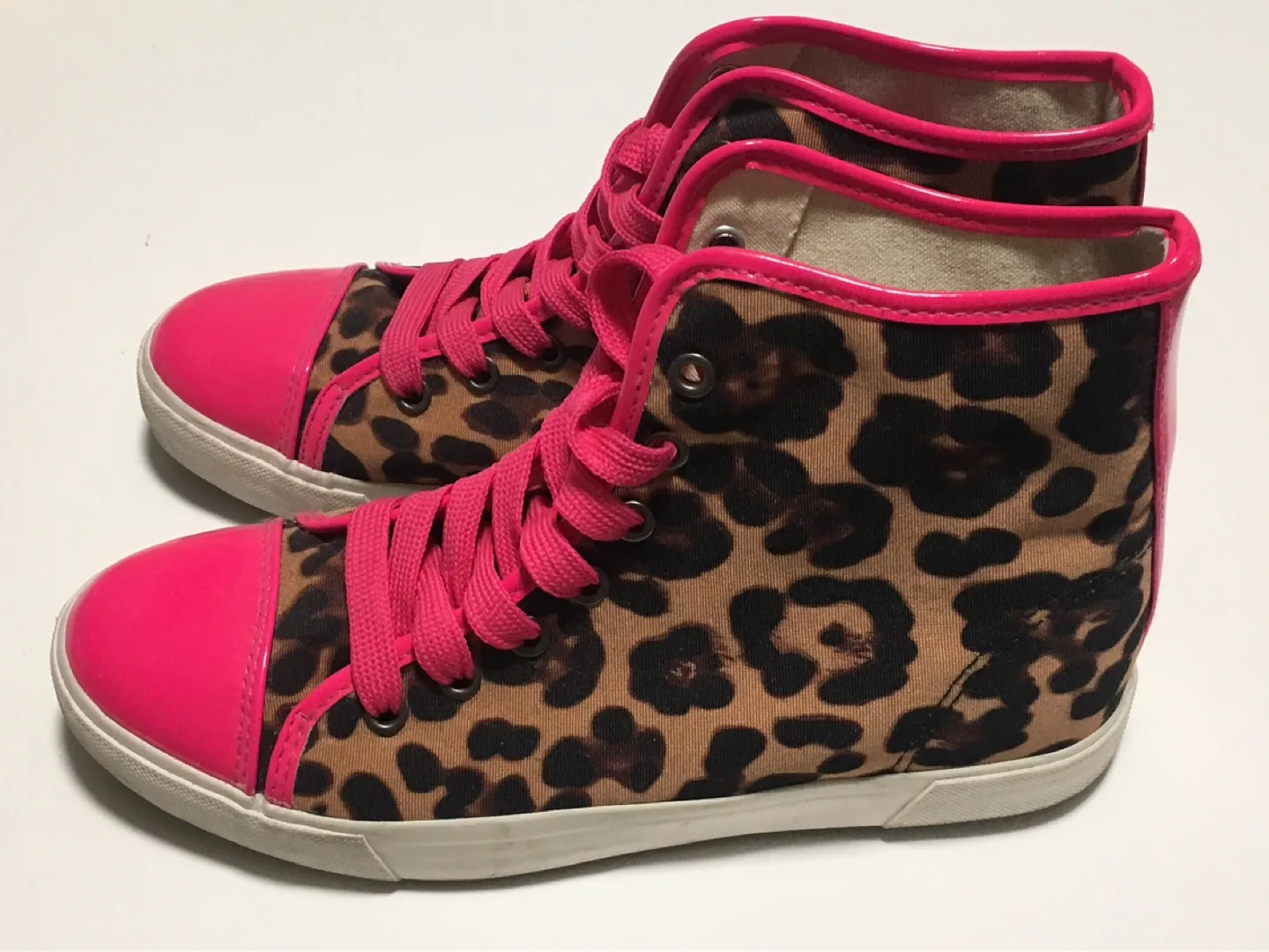 💚 Women’s Leopard Print Neon Hot Pink Size 8 Sneakers image indicator(2)