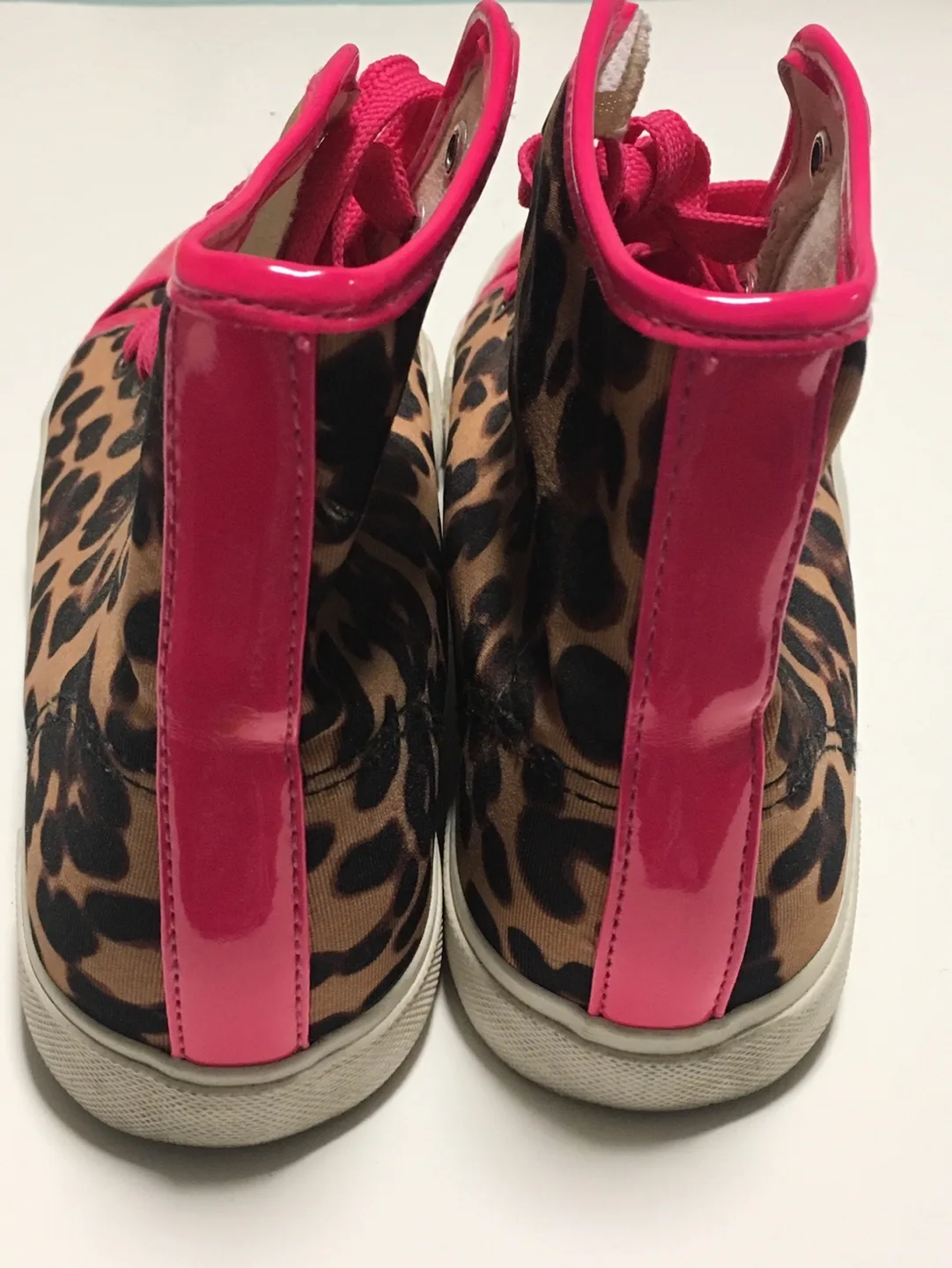 💚 Women’s Leopard Print Neon Hot Pink Size 8 Sneakers image indicator(3)