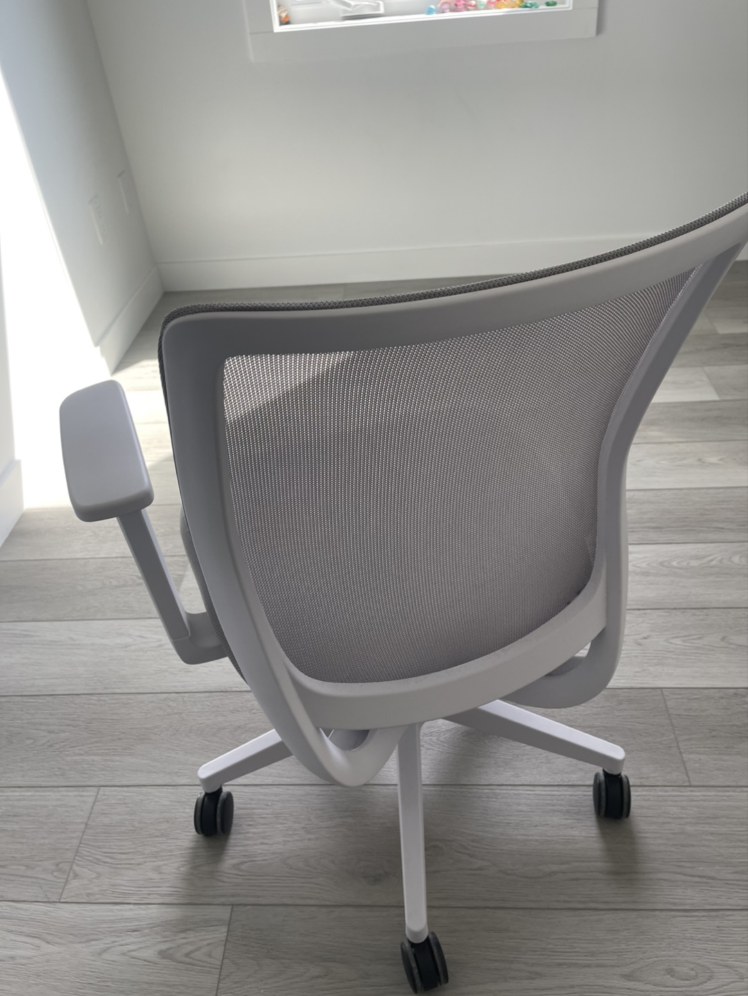 Grey Mesh Office Chair with White Frame - photo 3
