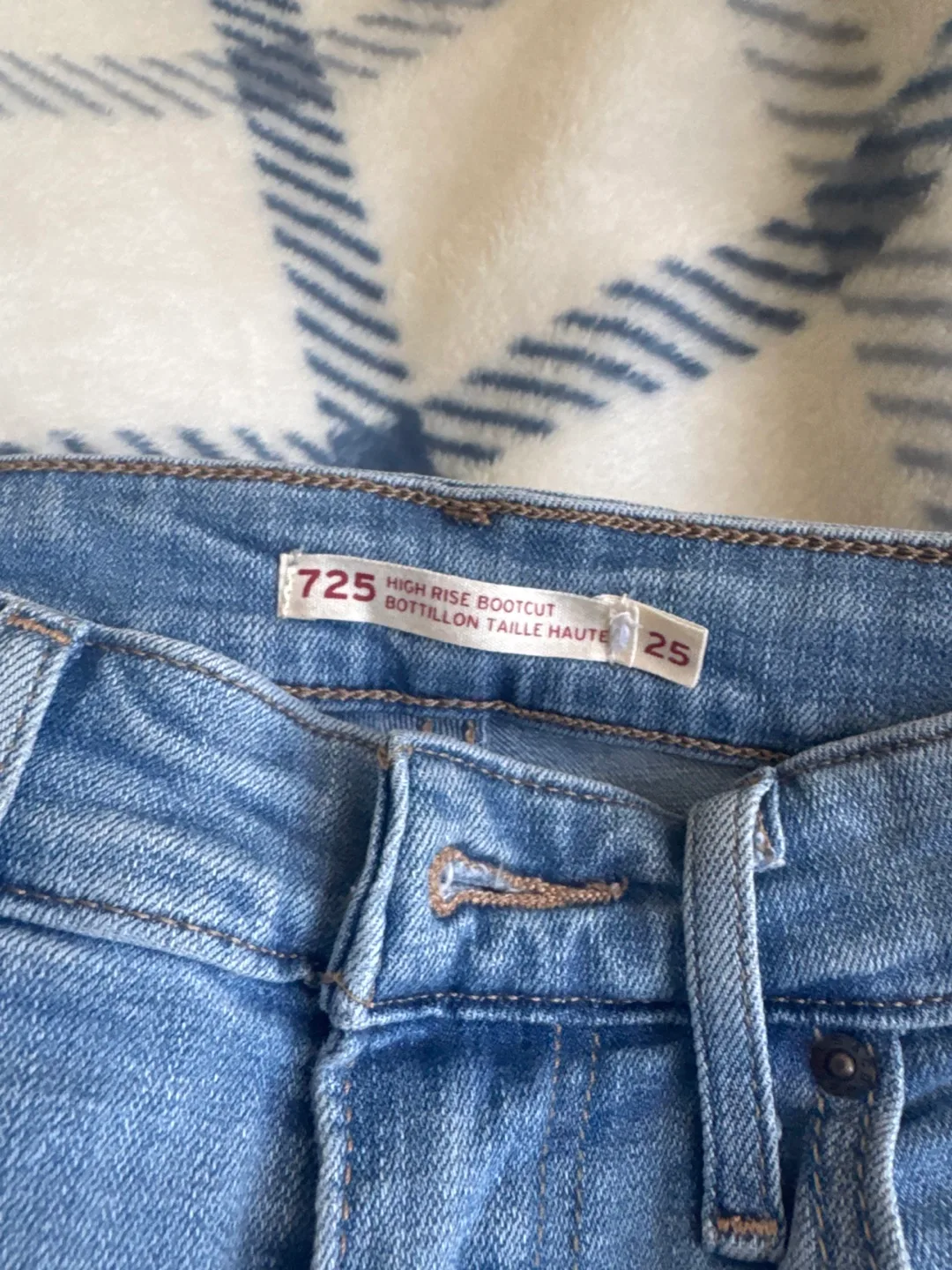 Levi's 725 High Rise Bootcut Jeans - Size 25 image indicator(2)