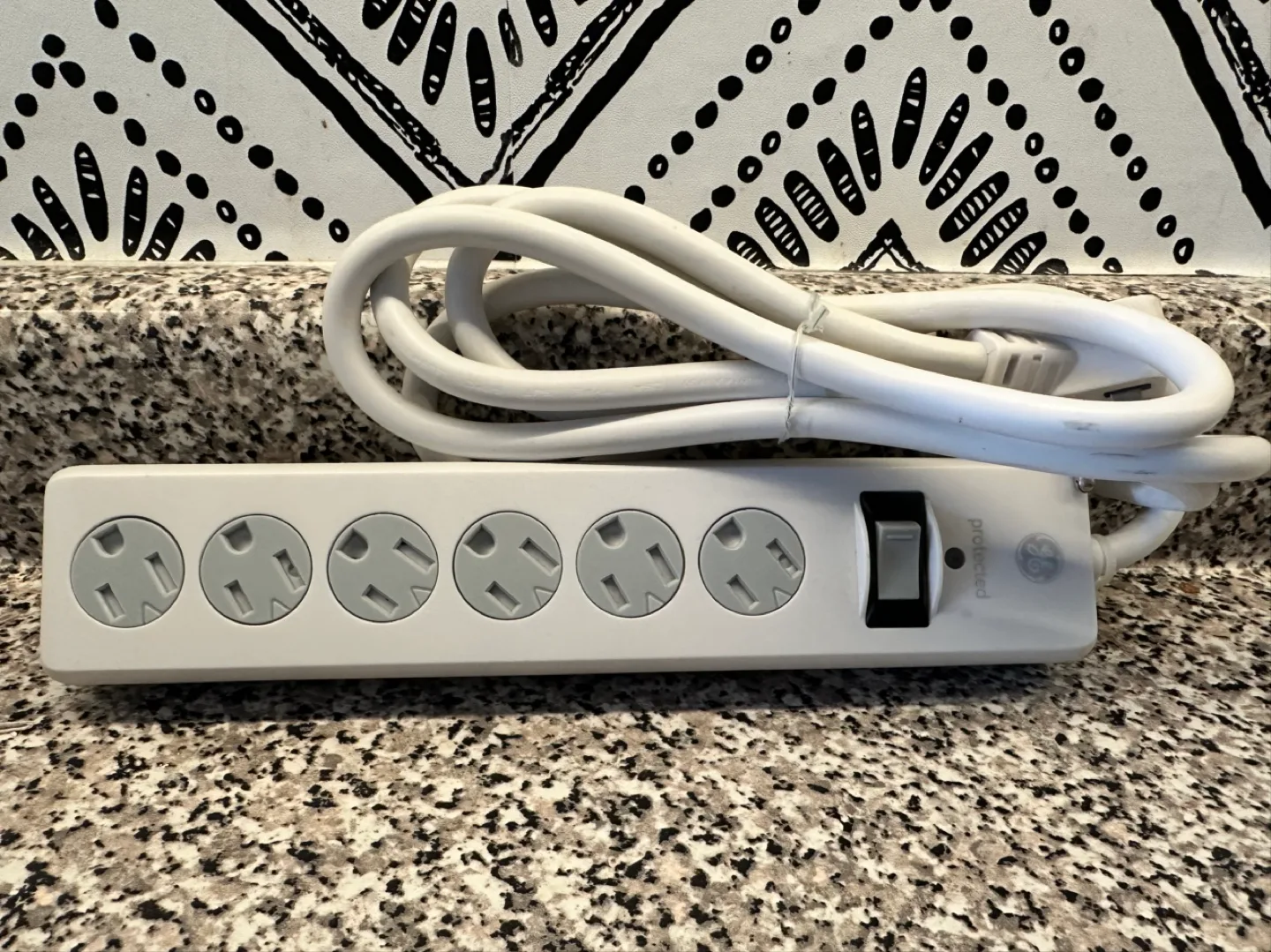 GE 6 Outlet Surge Protector Power Bar thumbnail