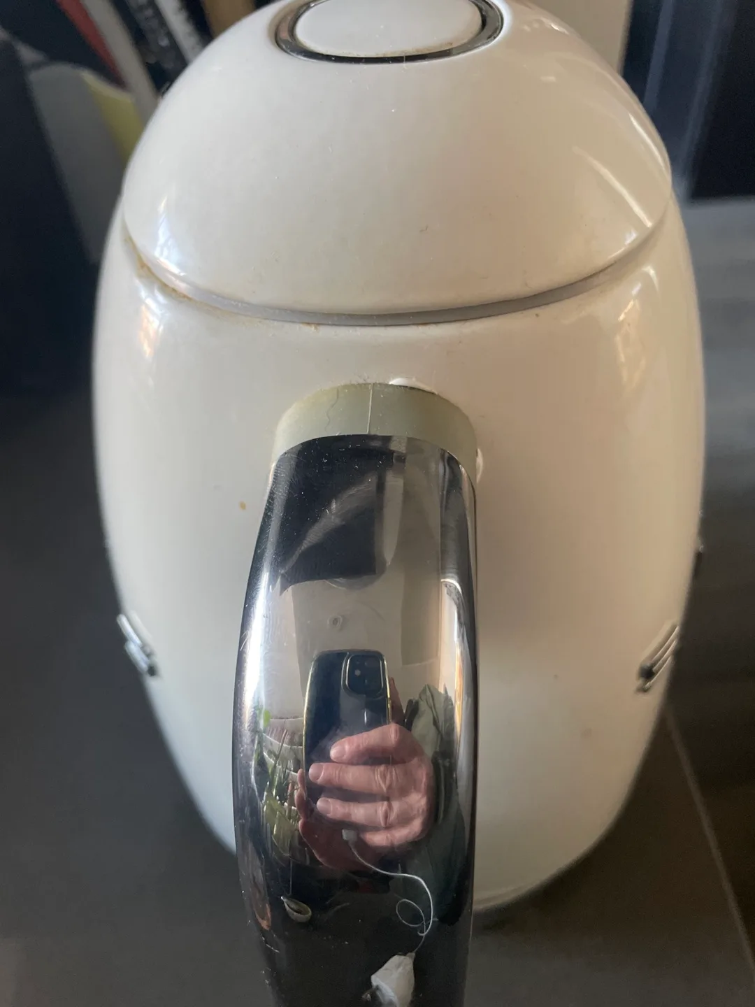 SMEG Electric Kettle - White - read ad image indicator(2)