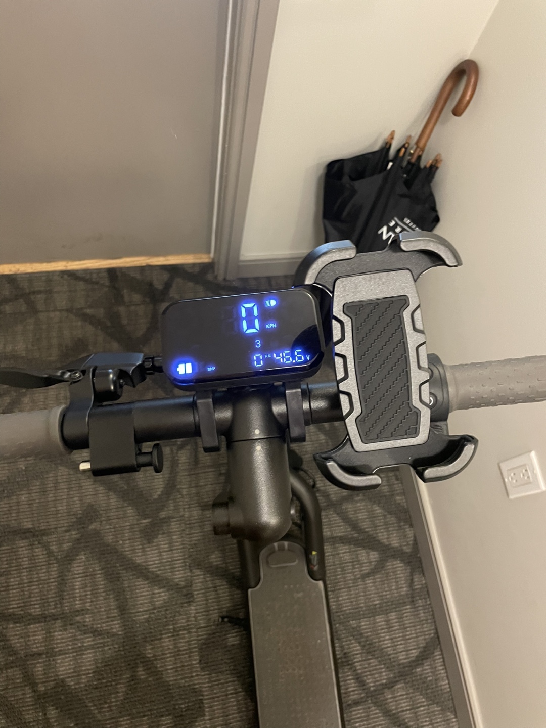Electric Scooter with Phone Holder - photo 3