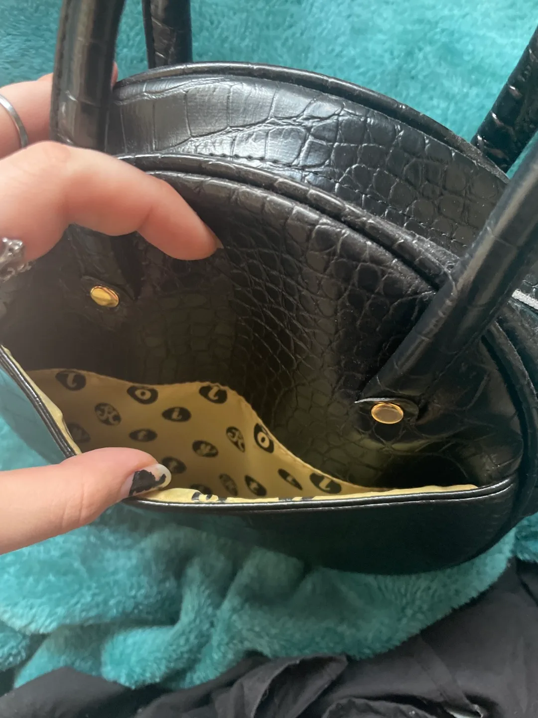 Hello Kitty Black Crocodile-Embossed Handbag image indicator(6)