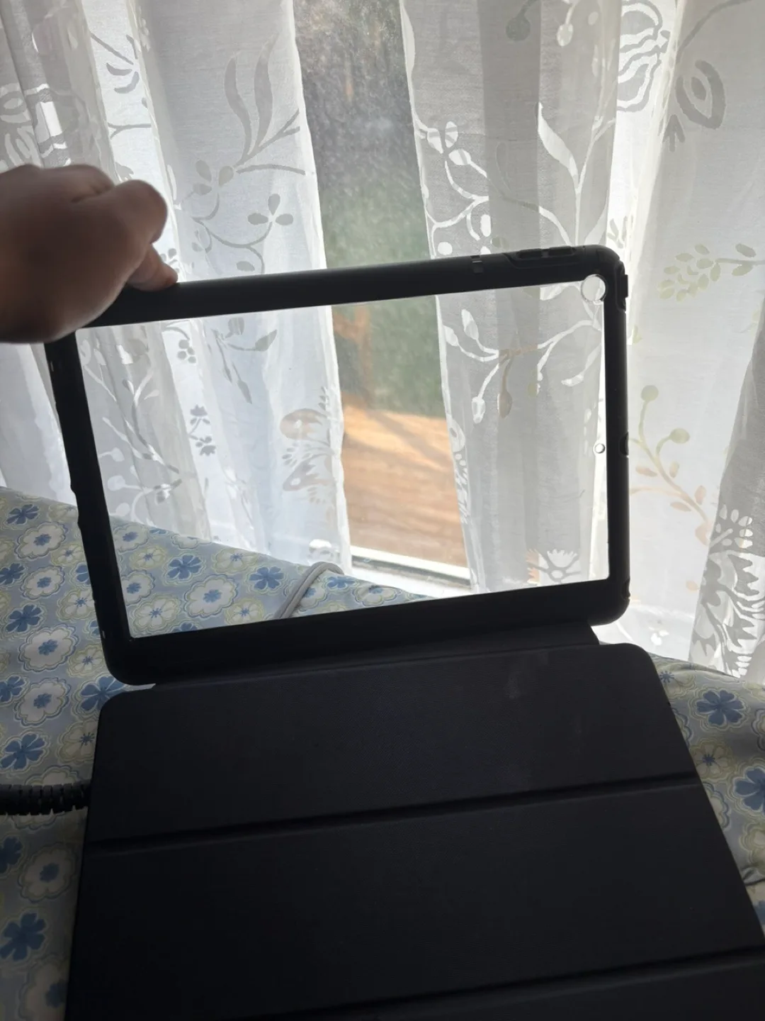 8th Generation Apple iPad (comes with otterbox case) image indicator(2)