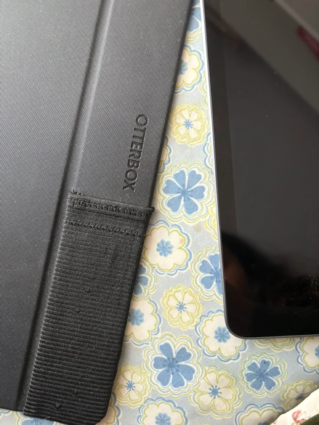 8th Generation Apple iPad (comes with otterbox case) image indicator(3)