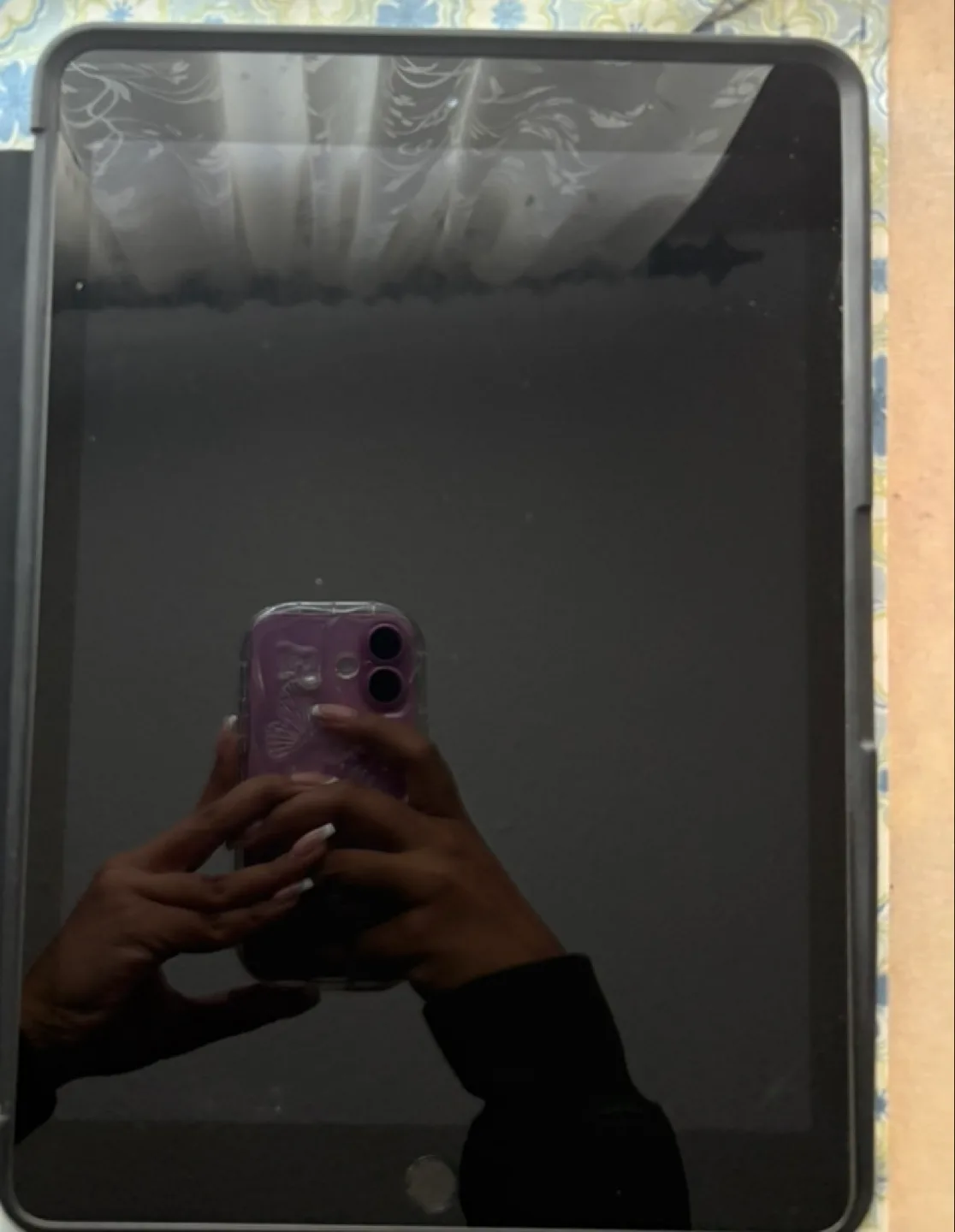 8th Generation Apple iPad (comes with otterbox case) image indicator(4)